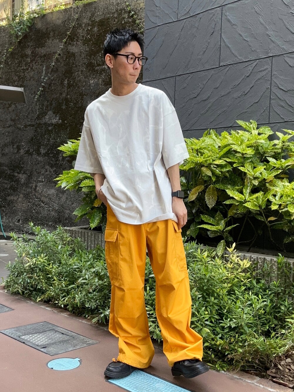 その他のTシャツ/カットソー、イエロー系のカーゴパンツを着用したメンズの春コーディネートの2枚目の写真
