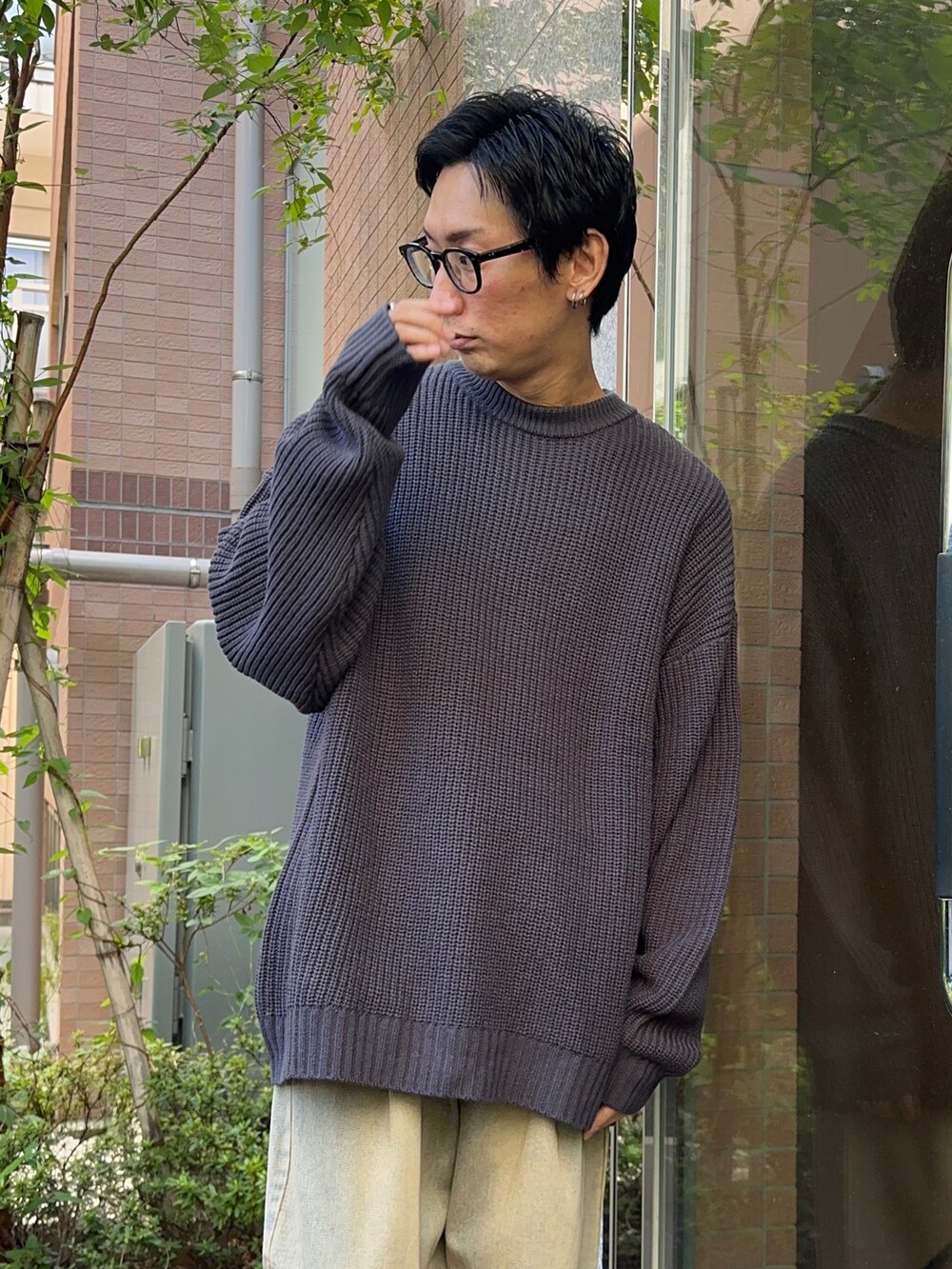 レッド系のデニムパンツ、グレー系のニット/セーターを着用したメンズの夏コーディネートの3枚目の写真