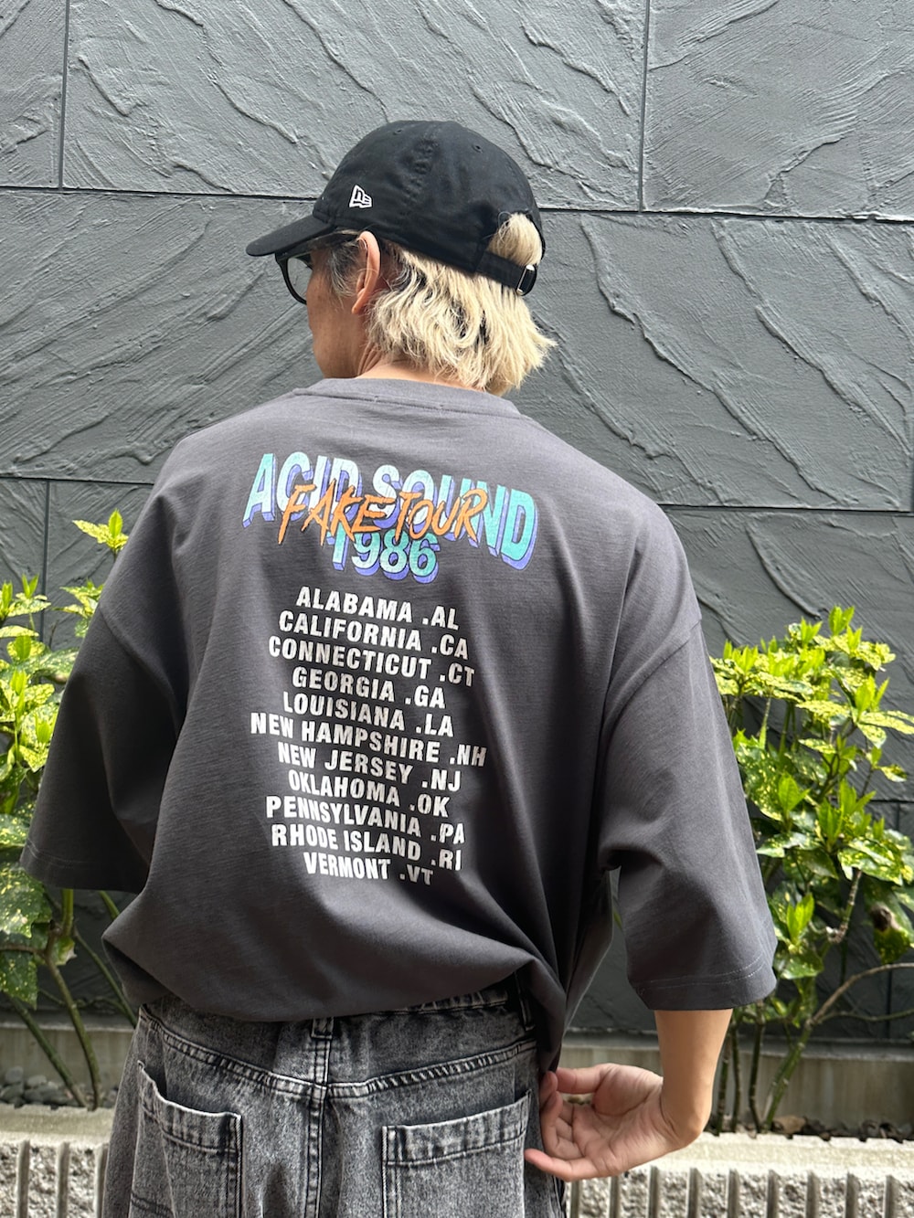 その他のTシャツ/カットソー、ブラック系のデニムパンツ、ホワイト系のスニーカーを着用したメンズの春コーディネートの5枚目の写真