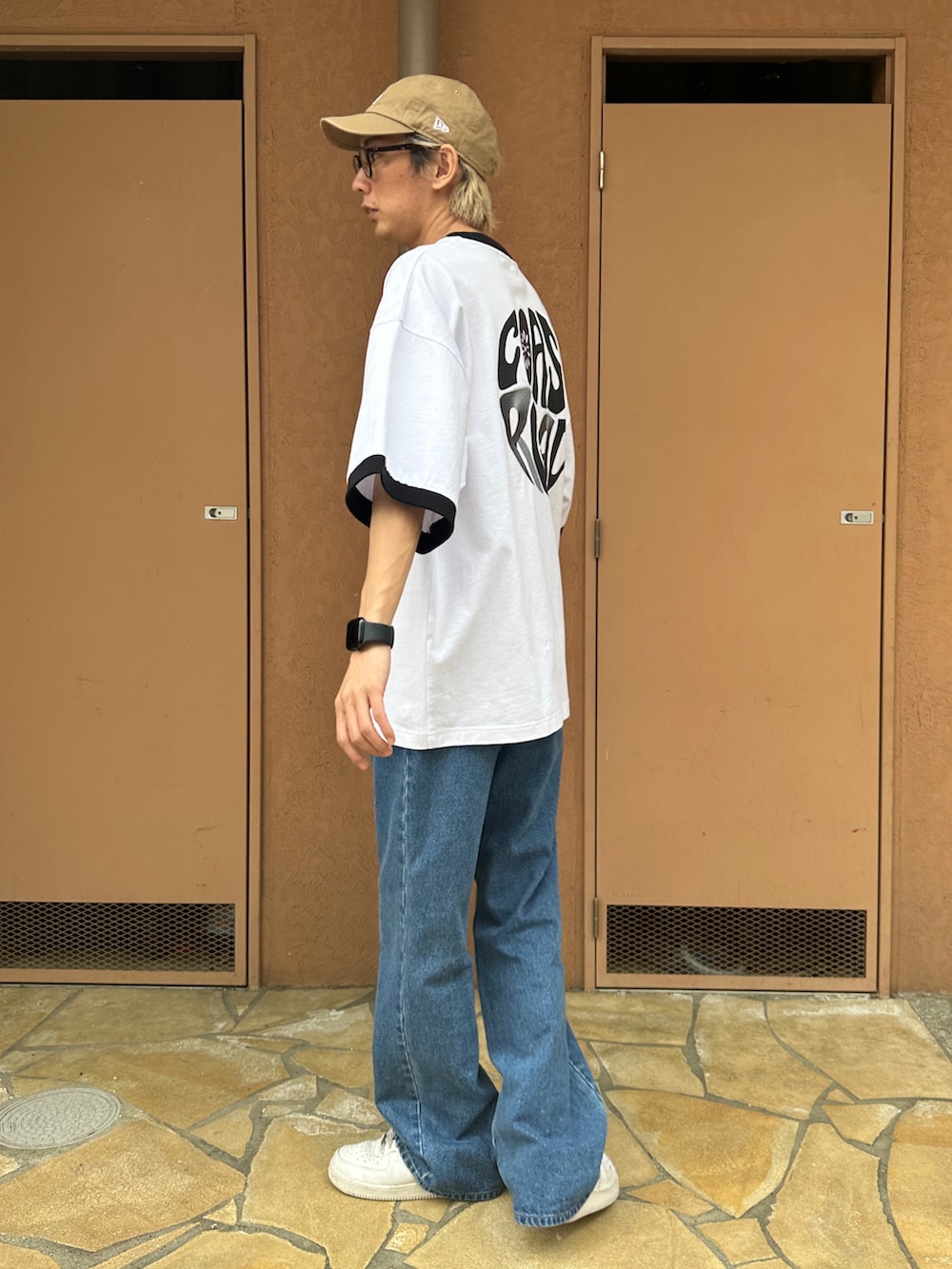 その他のTシャツ/カットソー、ブルー系のデニムパンツ、ホワイト系のスニーカーを着用したメンズの春コーディネートの2枚目の写真