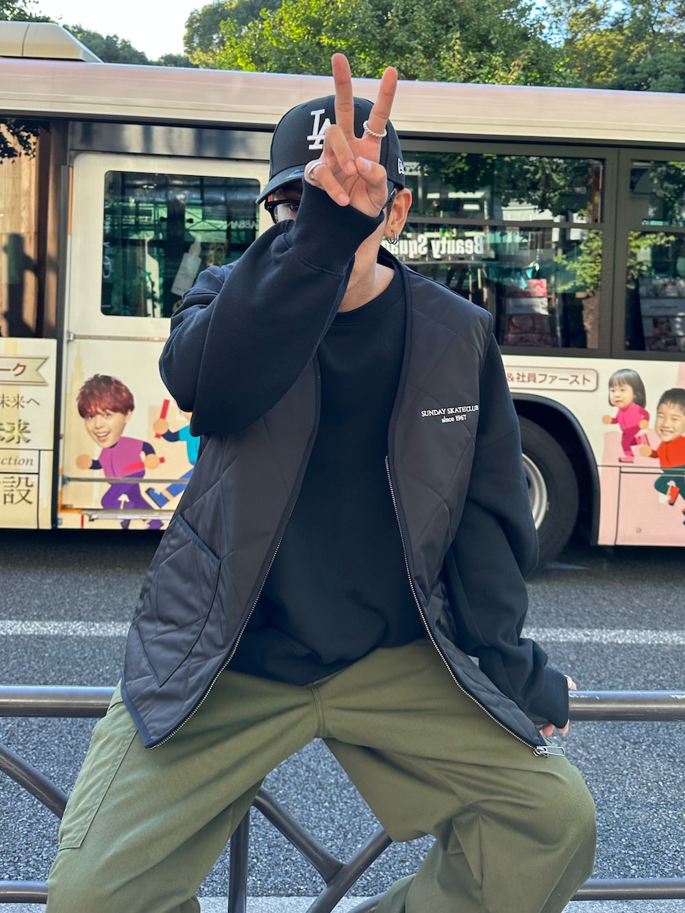 ブラック系のベスト、ブラック系のスウェット、グリーン系のカーゴパンツを着用したメンズの秋コーディネートの5枚目の写真