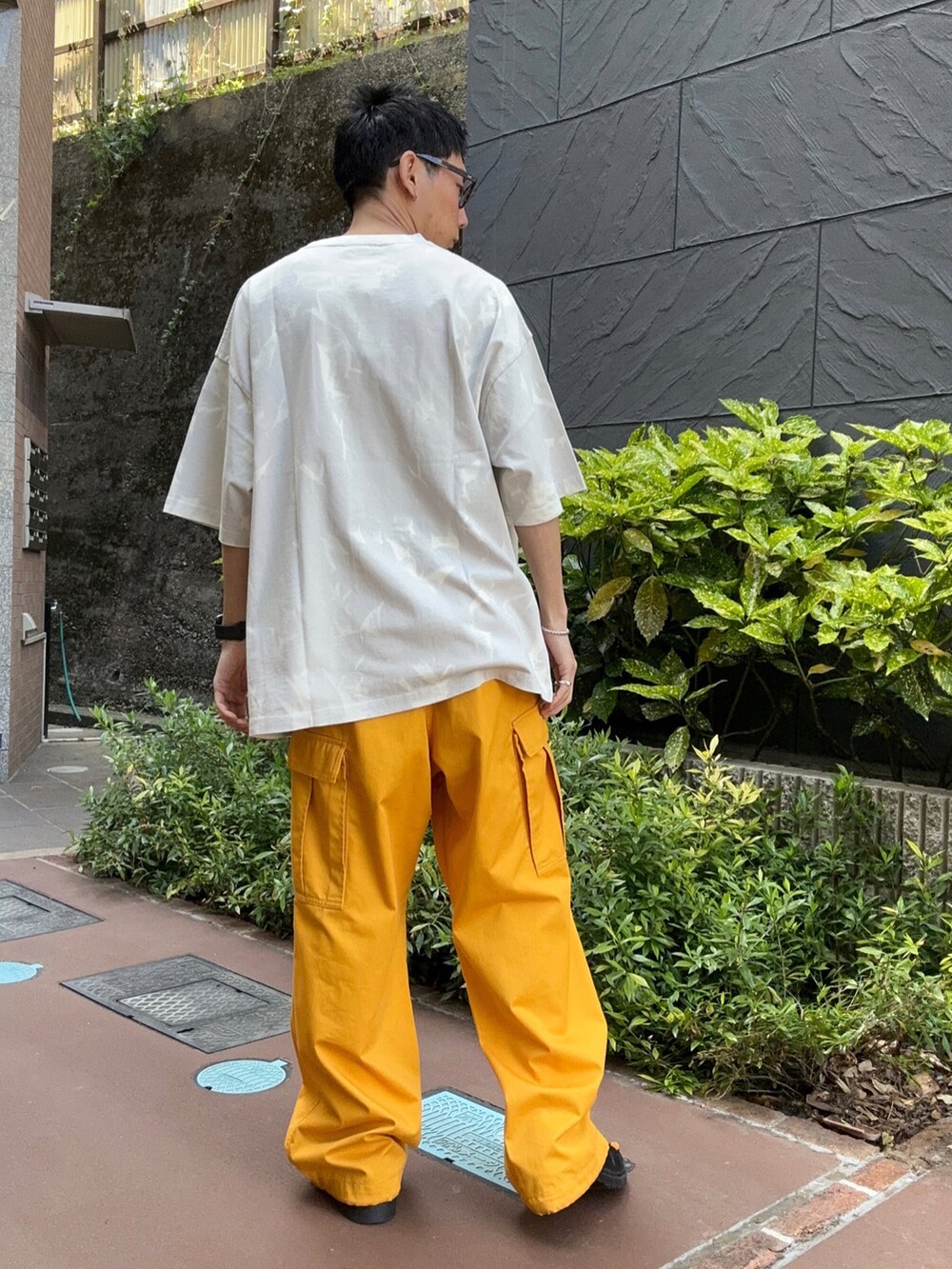 その他のTシャツ/カットソー、イエロー系のカーゴパンツを着用したメンズの春コーディネートの3枚目の写真