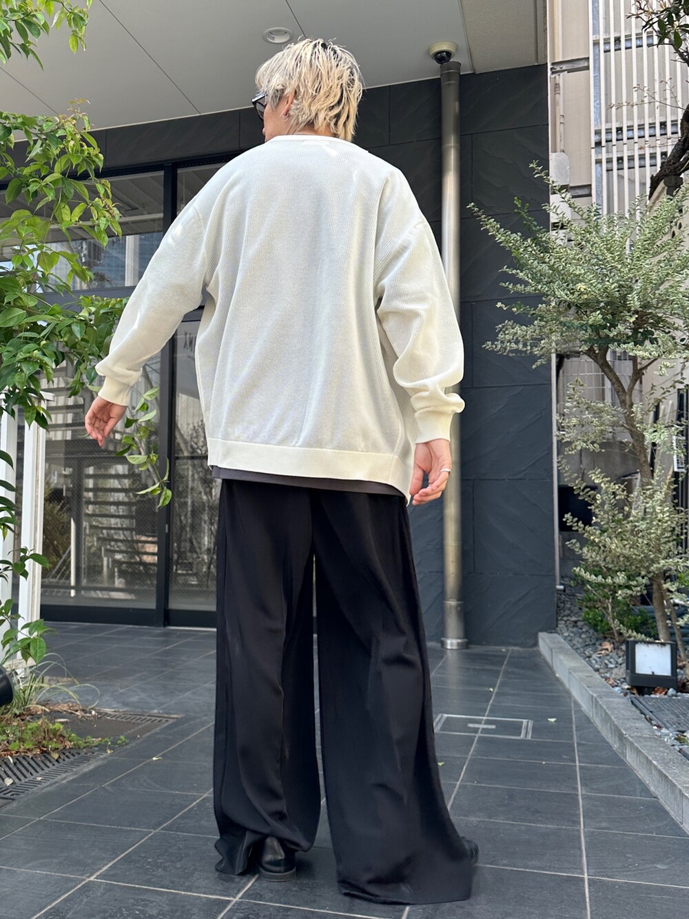 ホワイト系のカーディガン/ボレロ、その他のTシャツ/カットソー、ブラック系のスラックスを着用したメンズの春コーディネートの3枚目の写真