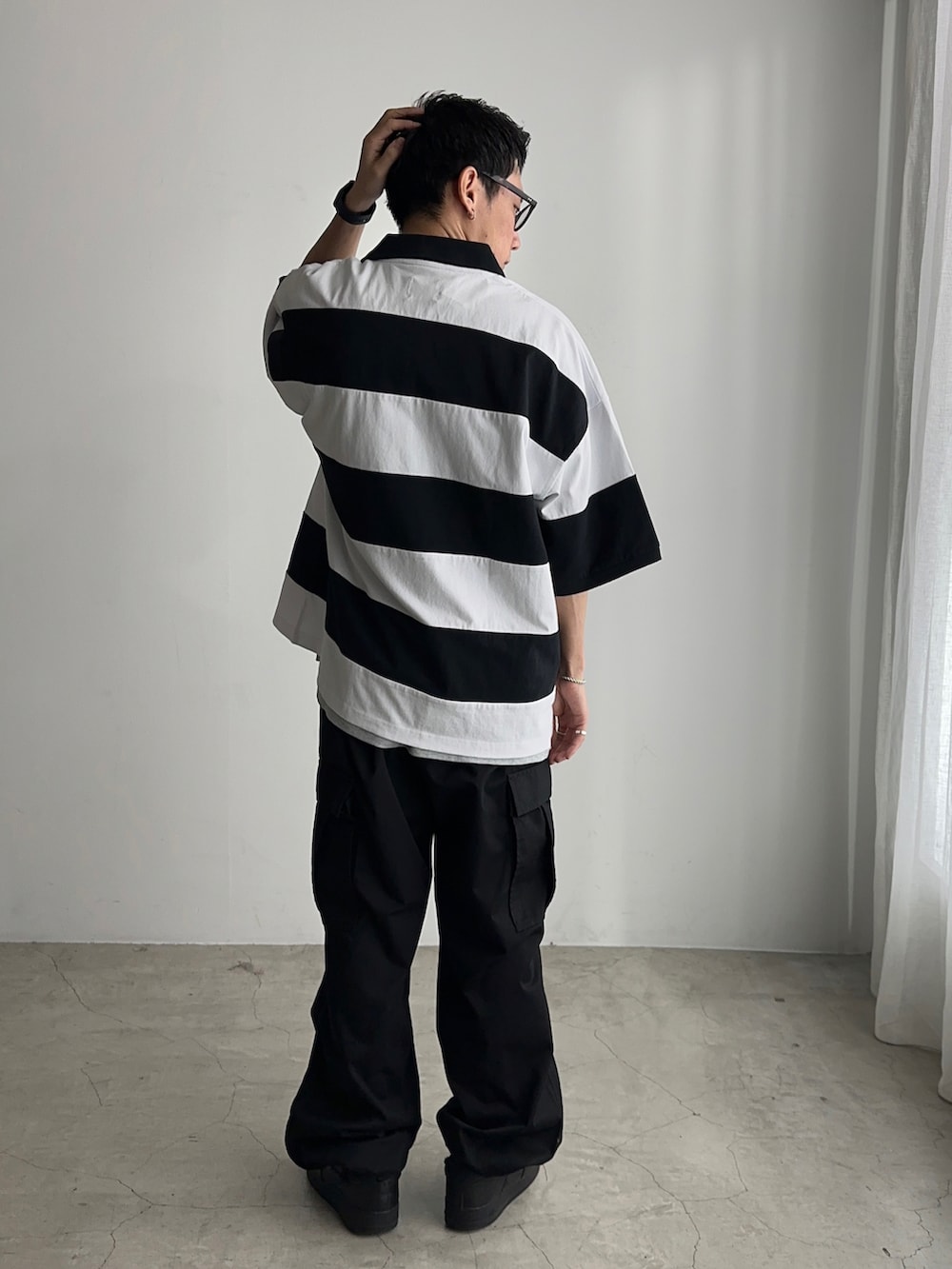 ホワイト系のTシャツ/カットソー、グレー系のTシャツ/カットソー、ブラック系のカーゴパンツを着用したメンズの春コーディネートの2枚目の写真