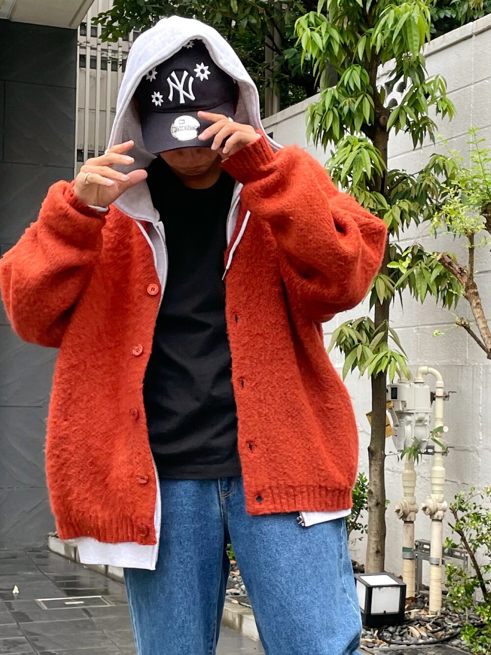 オレンジ系のカーディガン/ボレロ、グレー系のパーカー、ブラック系のTシャツ/カットソーを着用したメンズの秋コーディネートの3枚目の写真