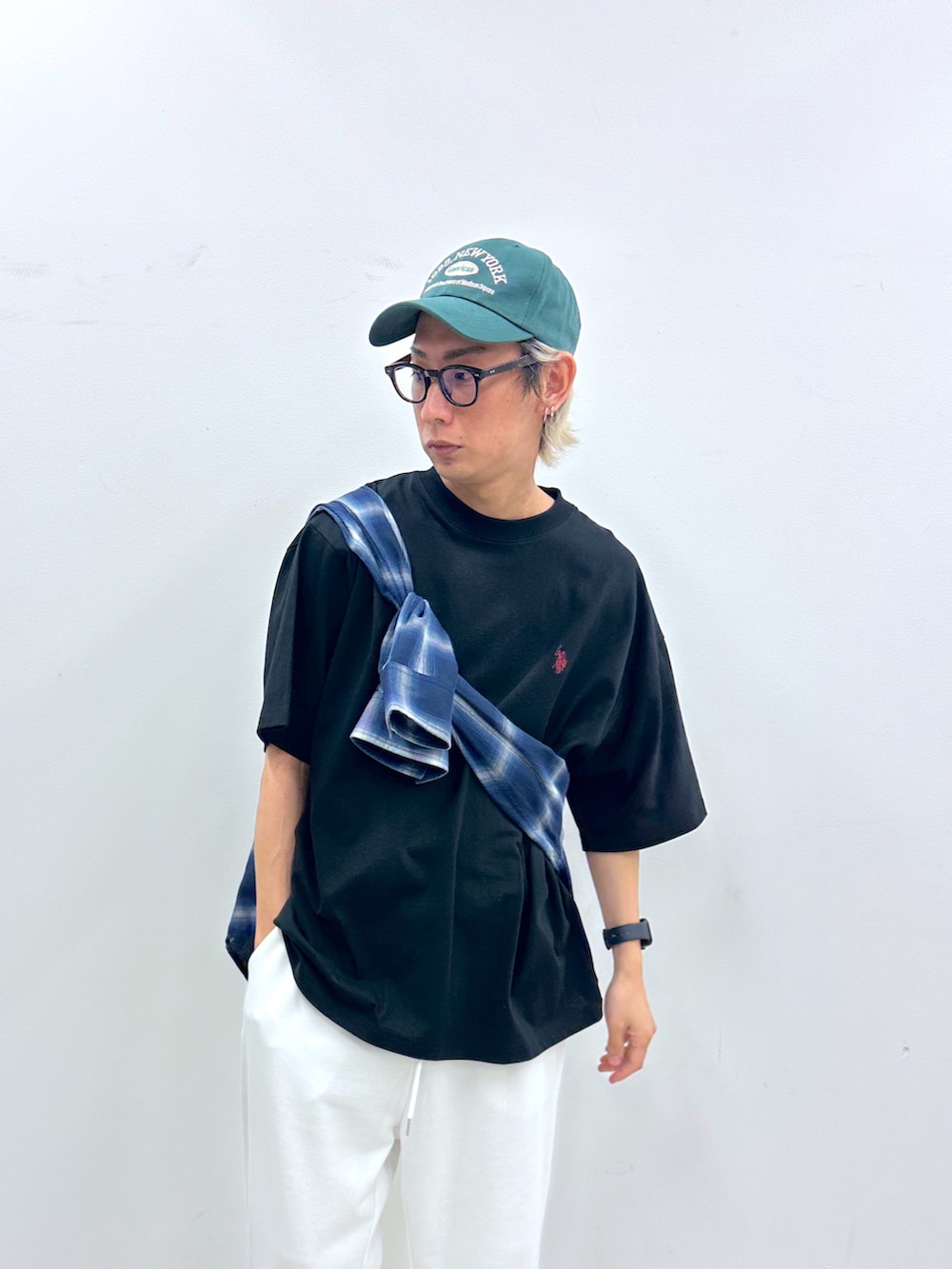 ブラック系のTシャツ/カットソー、ブルー系のシャツ/ブラウス、ホワイト系のスウェットパンツを着用したメンズの春コーディネートの3枚目の写真