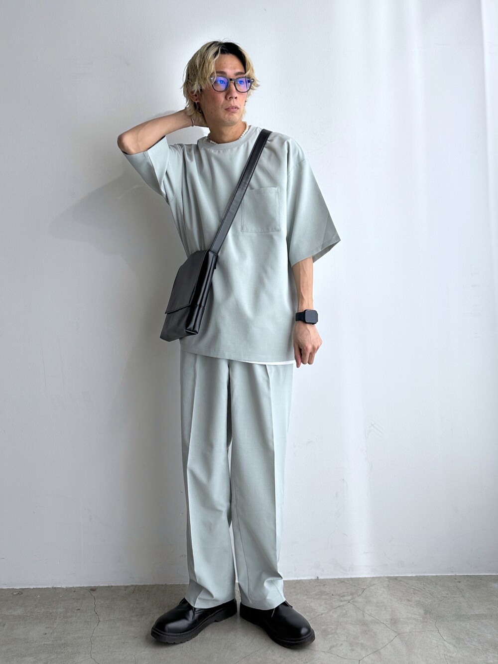 グレー系のTシャツ/カットソー、ホワイト系のTシャツ/カットソー、グレー系のスラックスを着用したメンズの春コーディネートの3枚目の写真