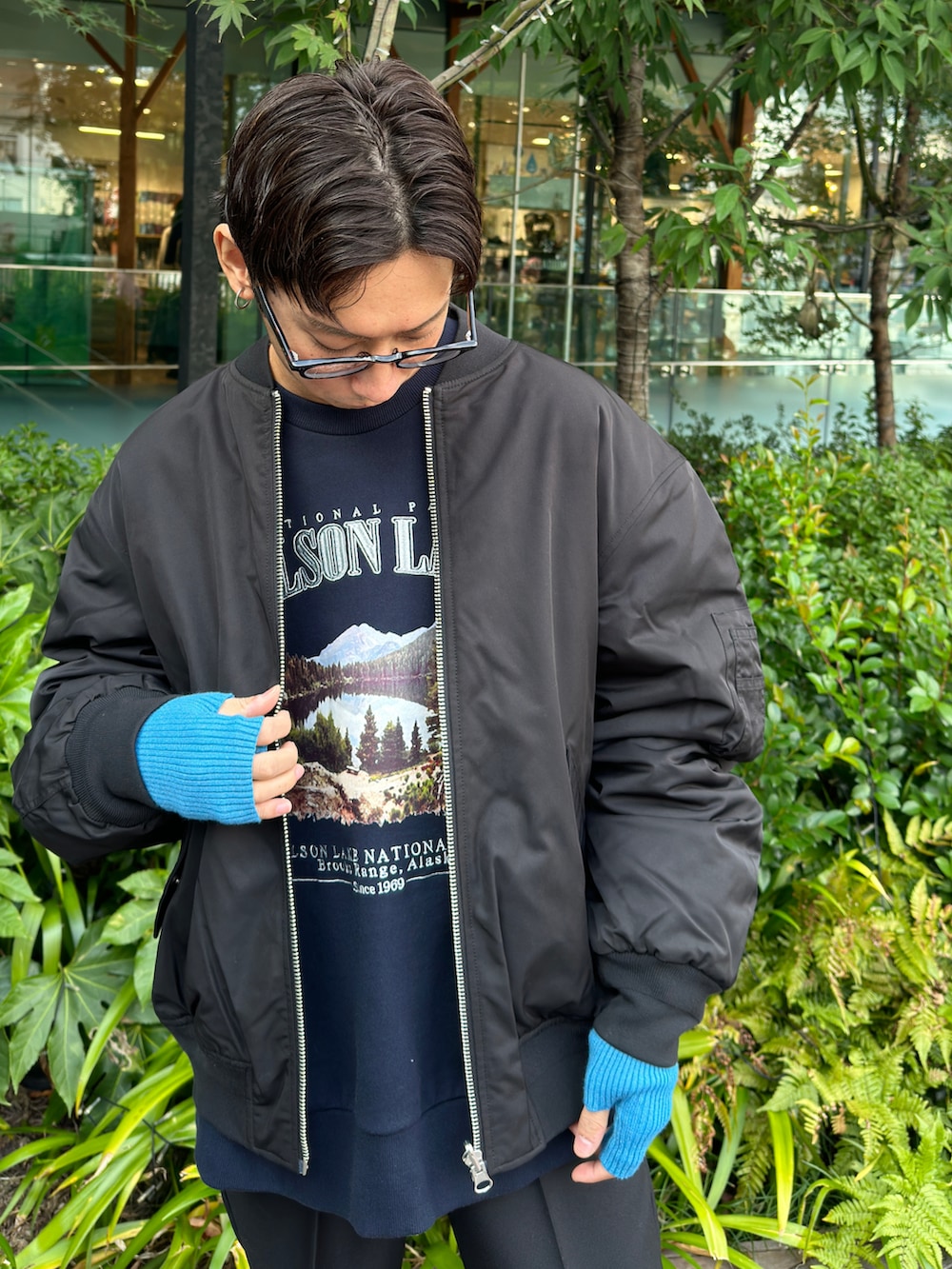 ブラック系のMA-1、ブルー系のスウェット、ブラック系のスラックスを着用したメンズの秋コーディネートの4枚目の写真