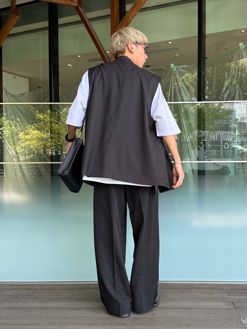 ブラック系のベスト、その他のTシャツ/カットソー、ブラック系のスラックスを着用したメンズの夏コーディネートの2枚目の写真