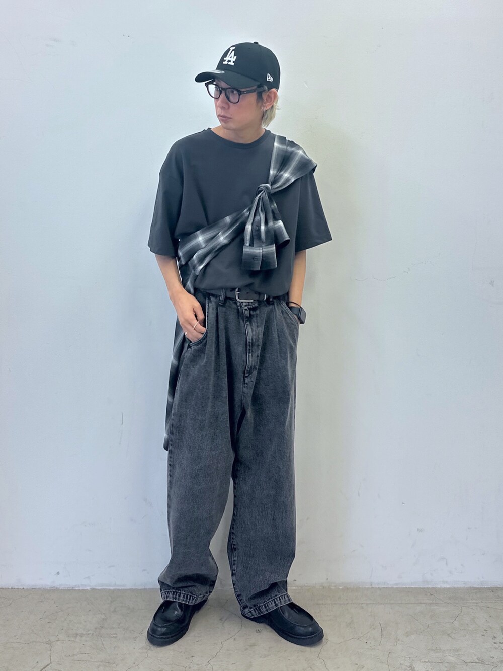 グレー系のTシャツ/カットソー、ブラック系のシャツ/ブラウス、ブラック系のデニムパンツを着用したメンズの春コーディネートの2枚目の写真