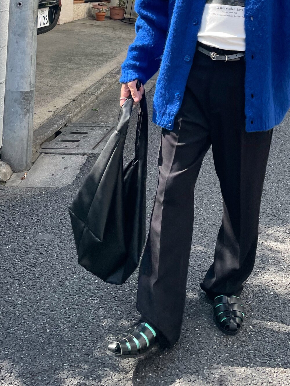 その他のTシャツ/カットソー、ブラック系のスラックス、ブラック系のサンダルを着用したメンズの夏コーディネートの3枚目の写真