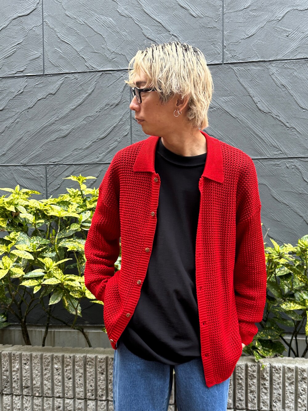 レッド系のカーディガン/ボレロ、ブラック系のTシャツ/カットソー、ブルー系のデニムパンツを着用したメンズの春コーディネートの4枚目の写真