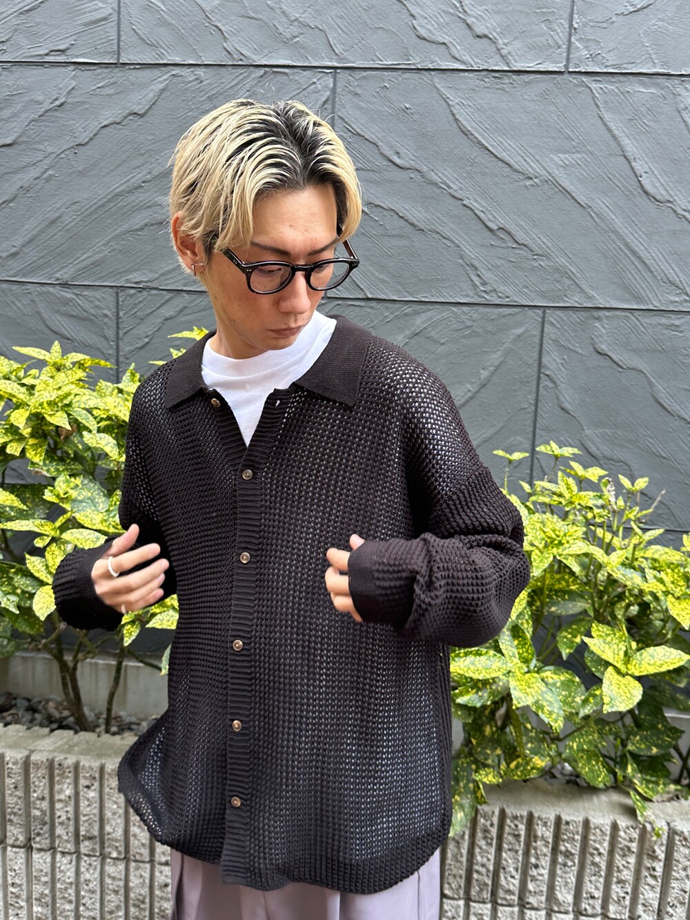 ブラック系のカーディガン/ボレロ、ホワイト系のTシャツ/カットソー、パープル系のスラックスを着用したメンズの春コーディネートの4枚目の写真