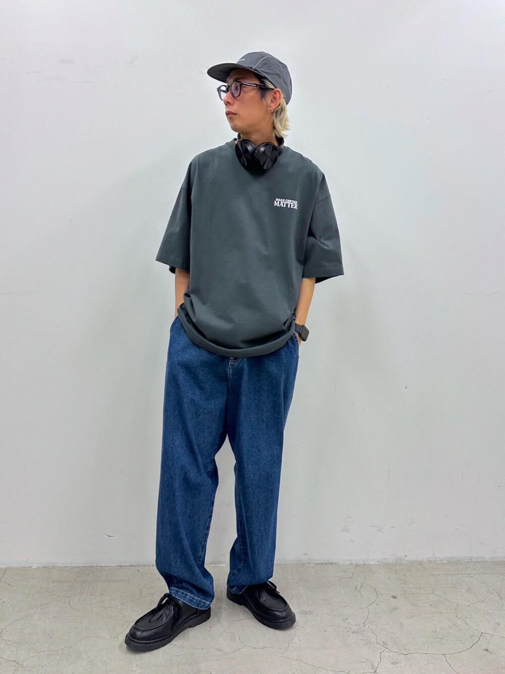 ブラック系のTシャツ/カットソー、ブルー系のデニムパンツを着用したメンズの春コーディネートの2枚目の写真
