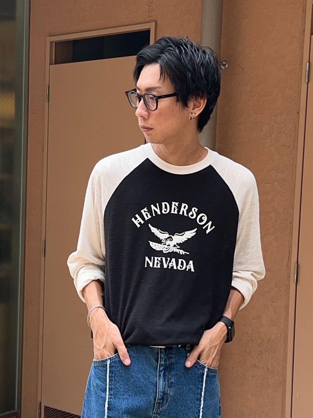 ブラック系のスニーカー、ブルー系のデニムパンツ、その他のTシャツ/カットソーを着用したメンズの夏コーディネートの3枚目の写真