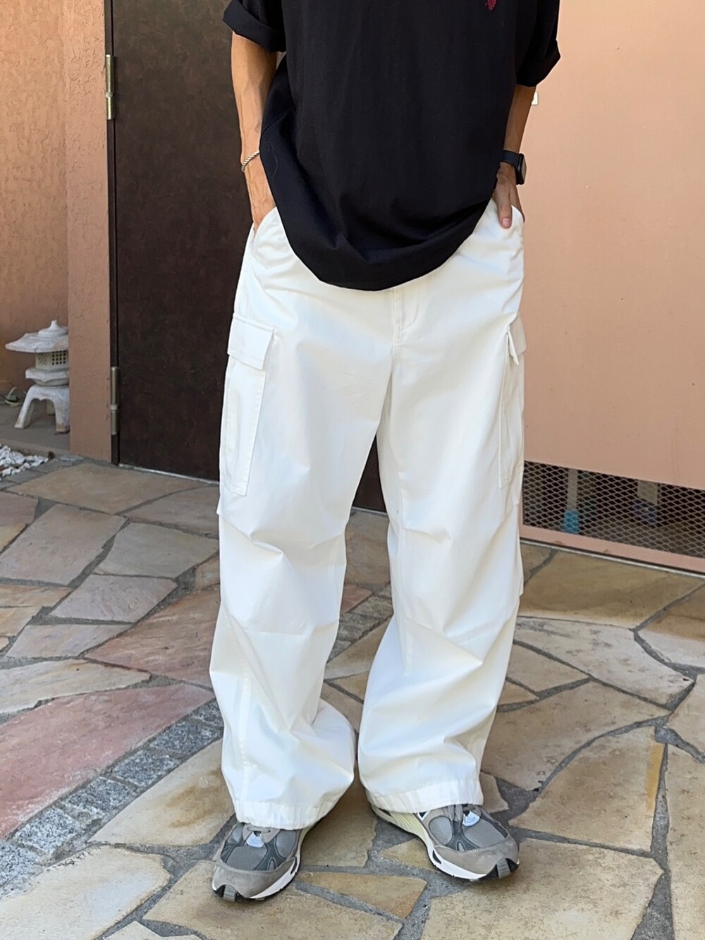 ブラック系のTシャツ/カットソー、ホワイト系のカーゴパンツ、その他のキャップを着用したメンズの夏コーディネートの5枚目の写真