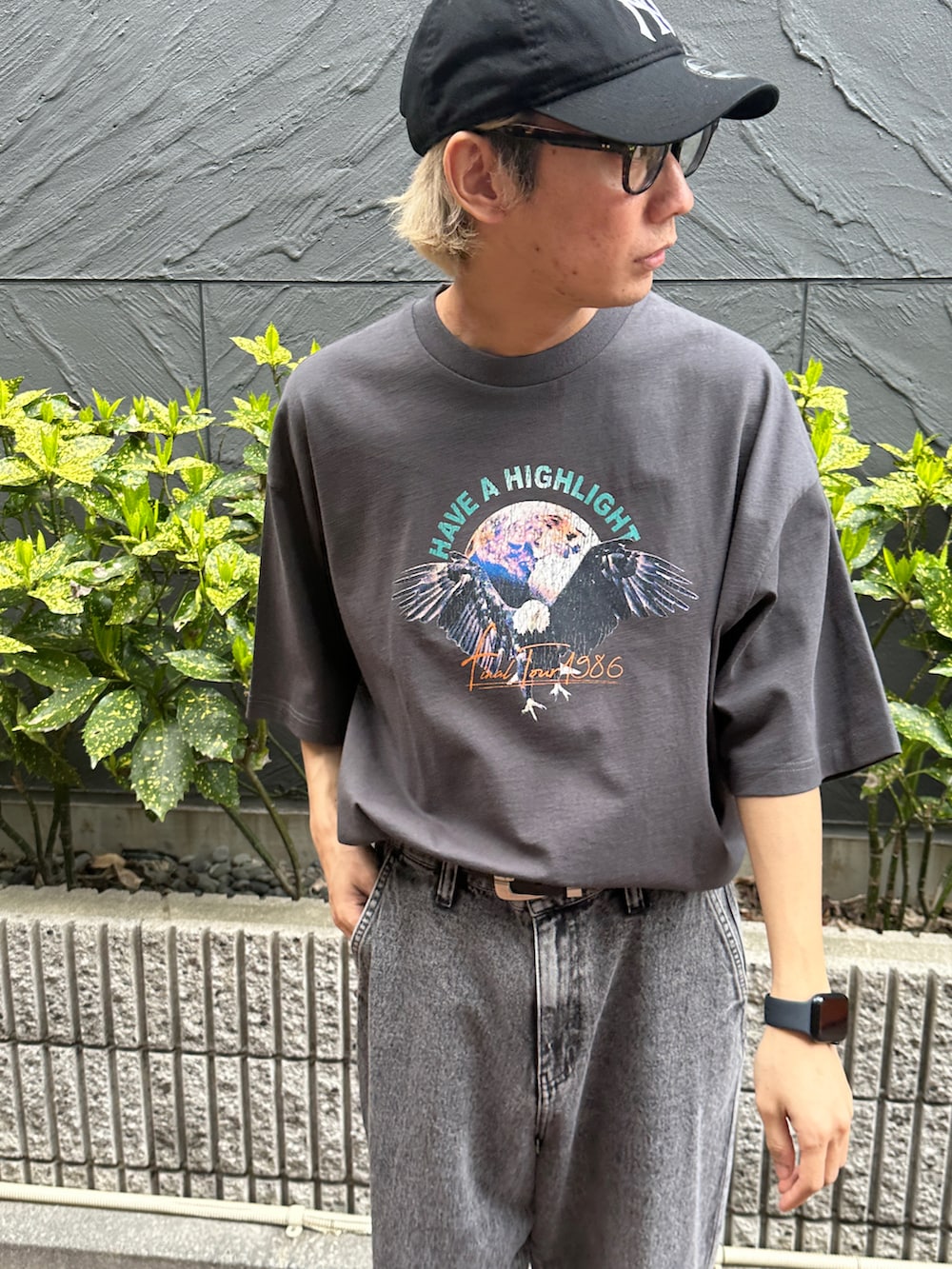 その他のTシャツ/カットソー、ブラック系のデニムパンツ、ホワイト系のスニーカーを着用したメンズの春コーディネートの4枚目の写真