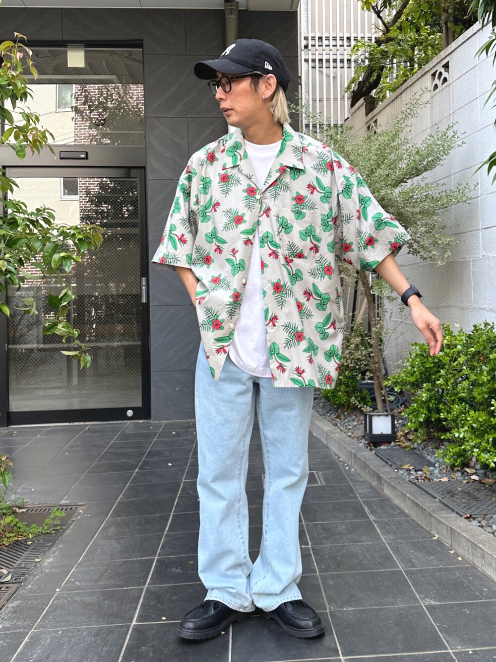 その他のシャツ/ブラウス、ホワイト系のTシャツ/カットソー、ブルー系のデニムパンツを着用したメンズの春コーディネートの2枚目の写真