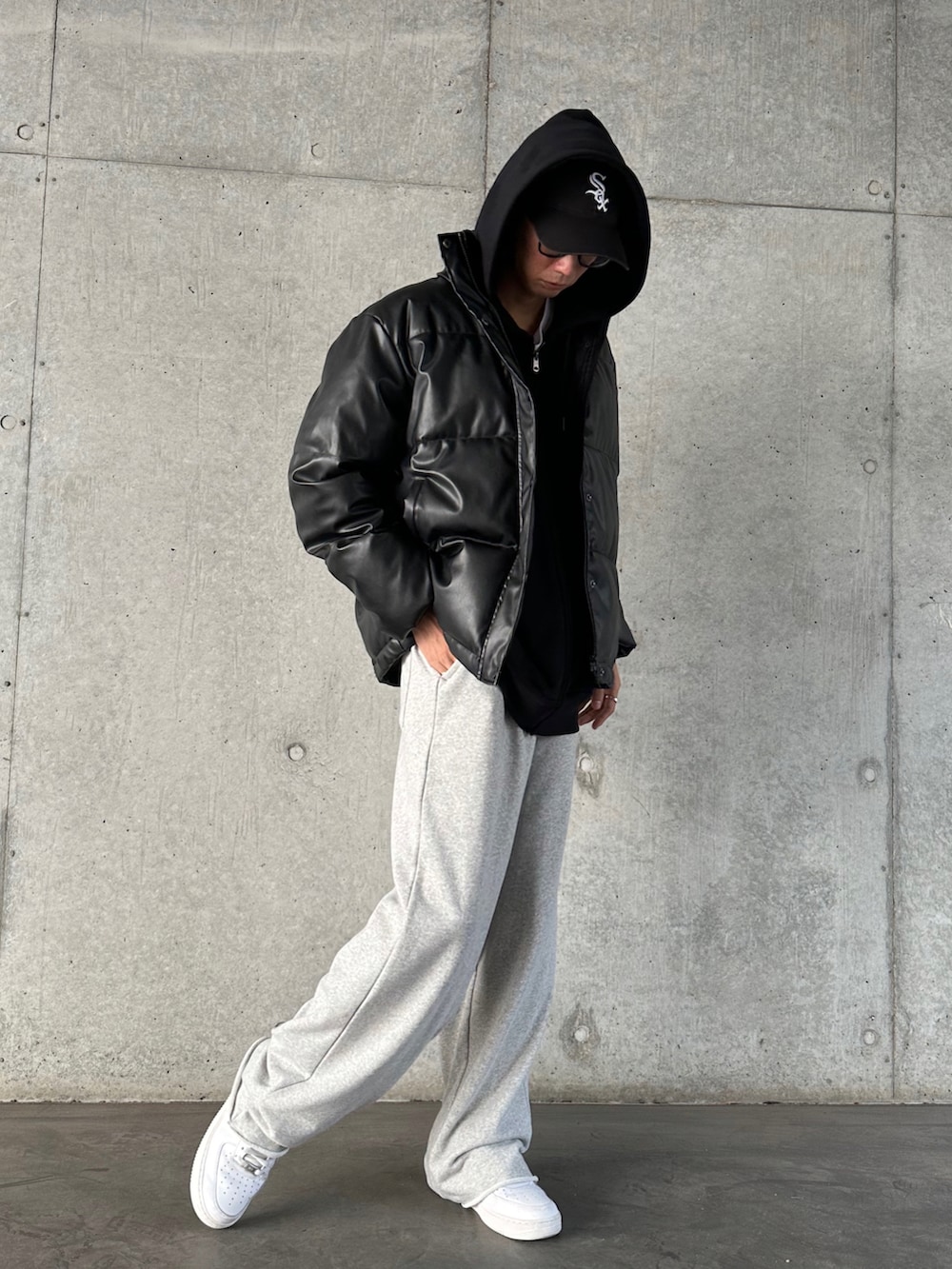 ブラック系のダウンジャケット/コート、ブラック系のパーカー、ホワイト系のTシャツ/カットソーを着用したメンズの秋コーディネートの2枚目の写真