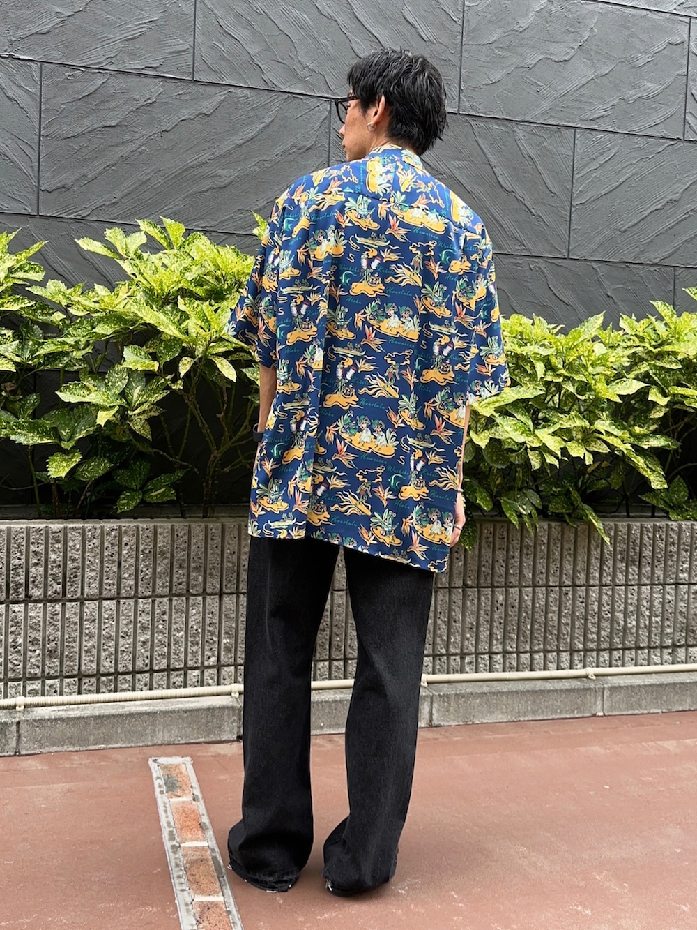 ブラック系のサンダル、ホワイト系のタンクトップ、ブラック系のデニムパンツを着用したメンズの夏コーディネートの3枚目の写真