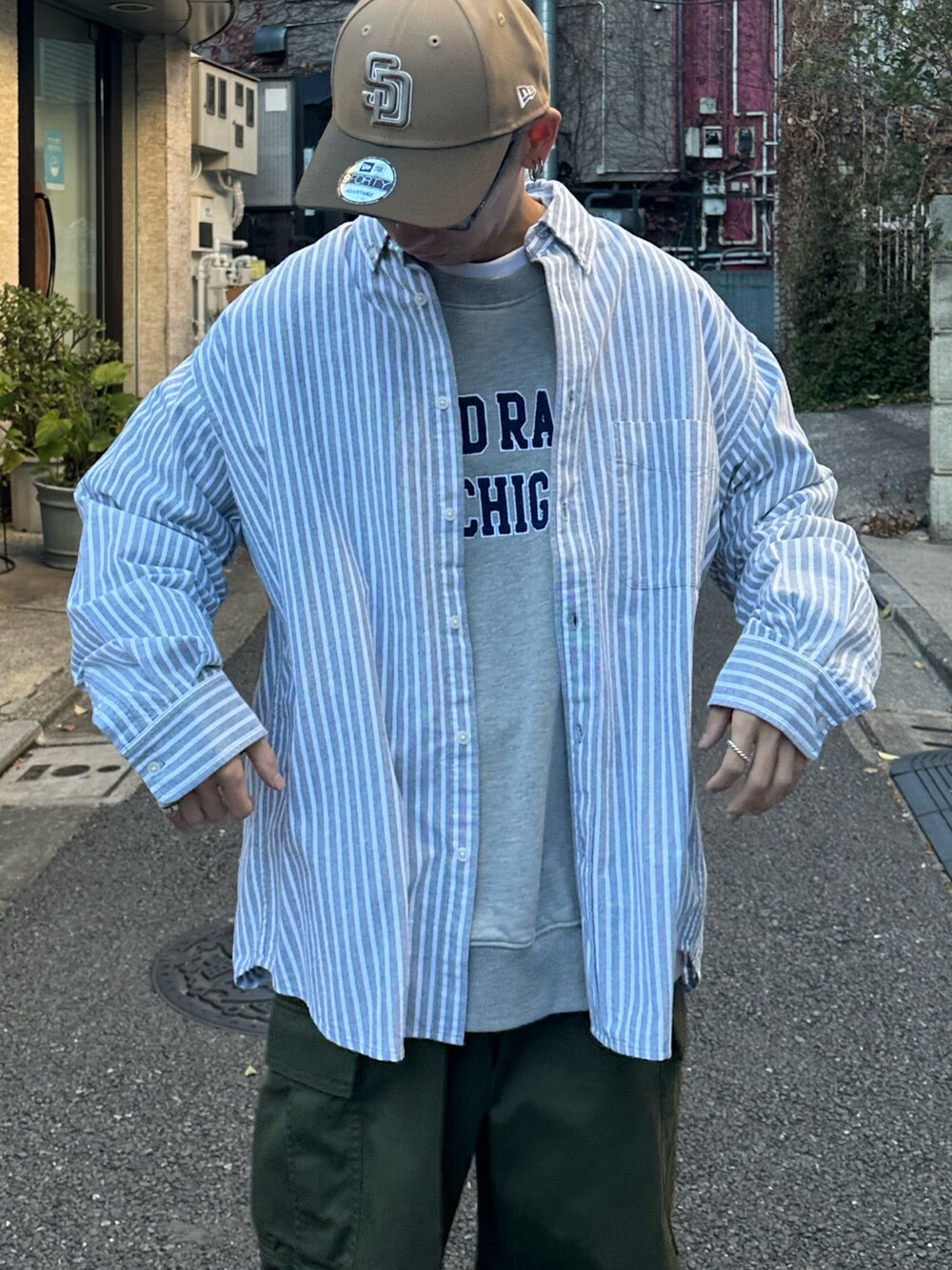 グリーン系のシャツ/ブラウス、グレー系のスウェット、グリーン系のカーゴパンツを着用したメンズの冬コーディネートの4枚目の写真