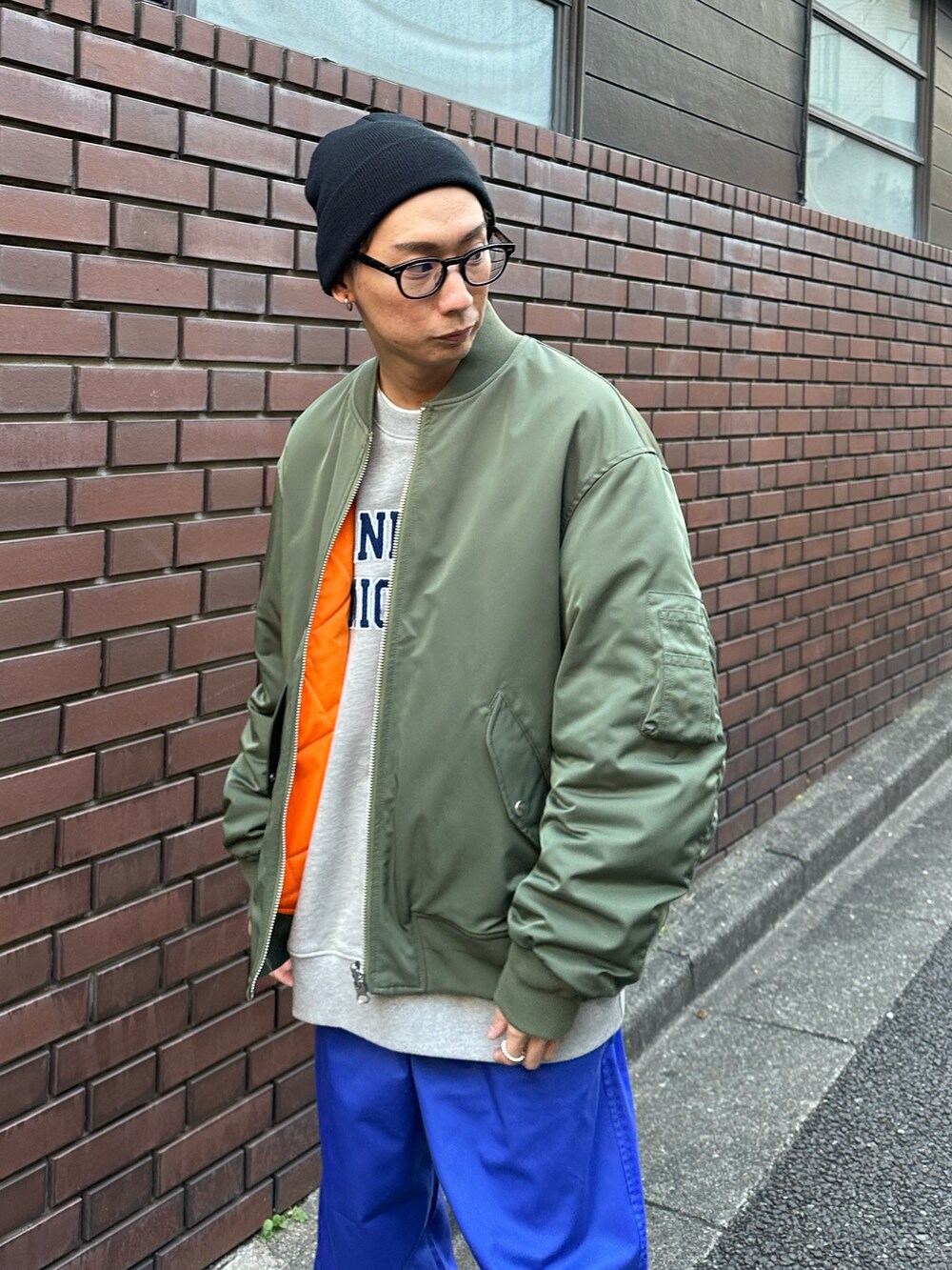 グリーン系のMA-1、グレー系のスウェット、ホワイト系のTシャツ/カットソーを着用したメンズの冬コーディネートの3枚目の写真