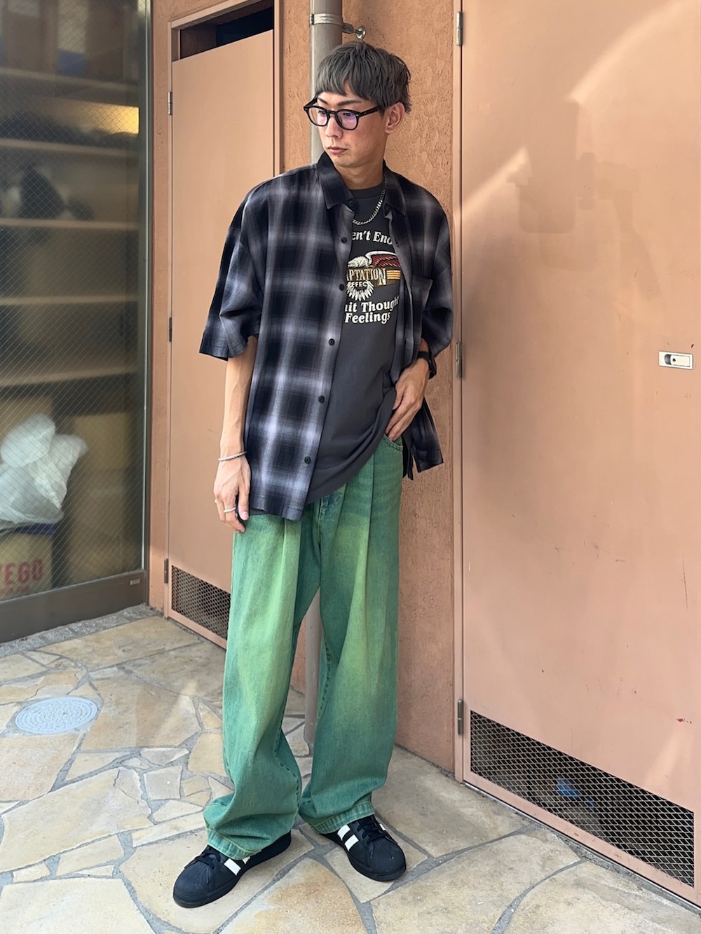 ブラック系のスニーカー、その他のタンクトップ、ブラック系のシャツ/ブラウスを着用したメンズの夏コーディネートの2枚目の写真