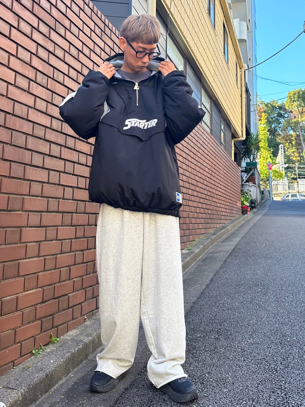 ブラック系のTシャツ/カットソー、グレー系のスウェットパンツ、ブラック系のスニーカーを着用したメンズの秋コーディネートの3枚目の写真