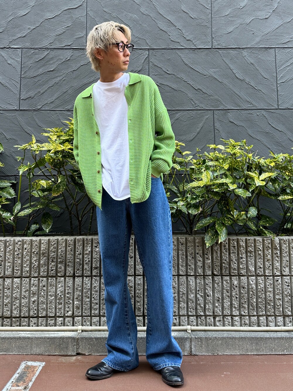 グリーン系のカーディガン/ボレロ、ホワイト系のTシャツ/カットソー、ブルー系のデニムパンツを着用したメンズの春コーディネートの2枚目の写真