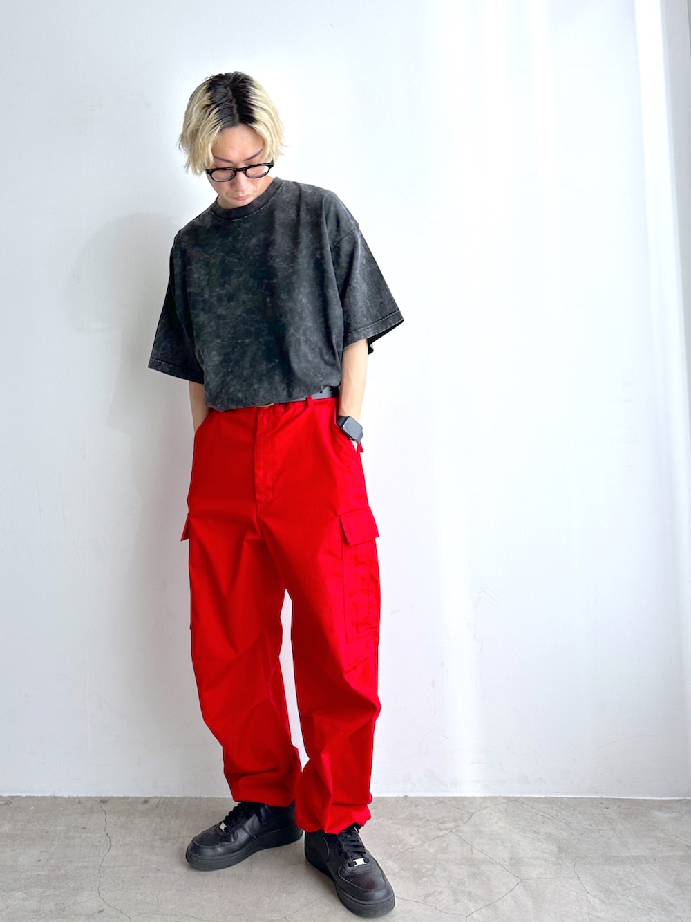 その他のTシャツ/カットソー、レッド系のカーゴパンツ、ブラック系のスニーカーを着用したメンズの春コーディネートの3枚目の写真