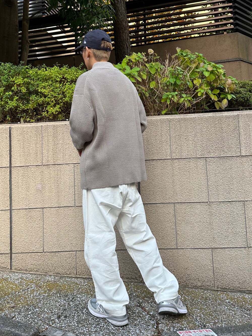 グレー系のカーディガン/ボレロ、ホワイト系のTシャツ/カットソー、ホワイト系のデニムパンツを着用したメンズの冬コーディネートの3枚目の写真