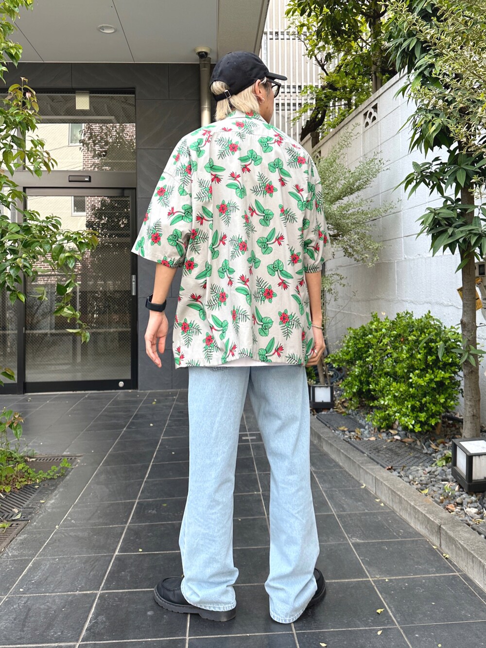 その他のシャツ/ブラウス、ホワイト系のTシャツ/カットソー、ブルー系のデニムパンツを着用したメンズの春コーディネートの3枚目の写真