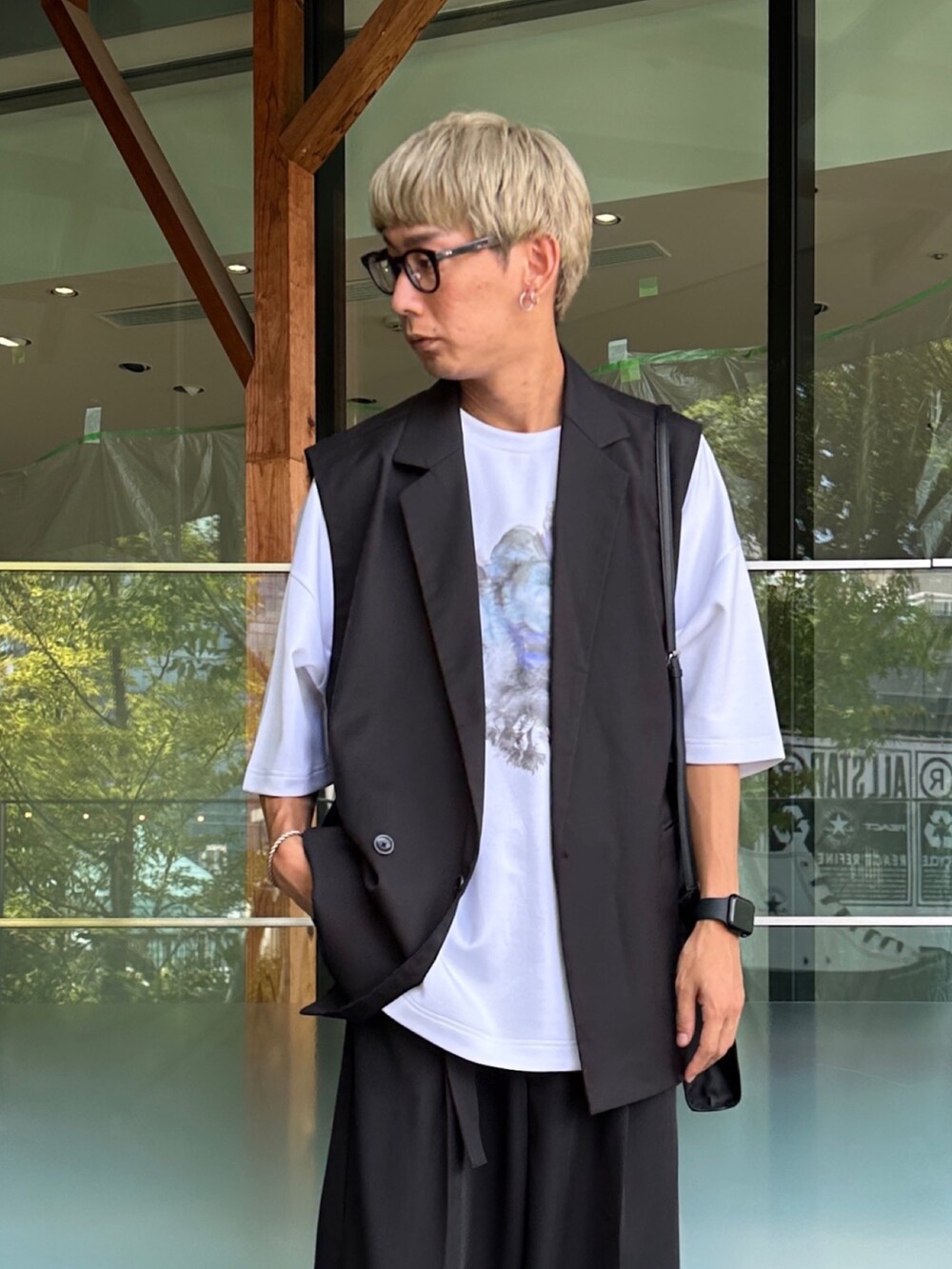 ブラック系のベスト、その他のTシャツ/カットソー、ブラック系のスラックスを着用したメンズの夏コーディネートの3枚目の写真