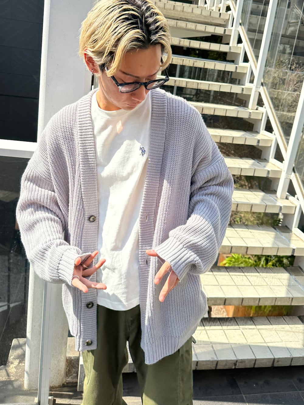 グレー系のカーディガン/ボレロ、ホワイト系のTシャツ/カットソー、グリーン系のカーゴパンツを着用したメンズの春コーディネートの5枚目の写真