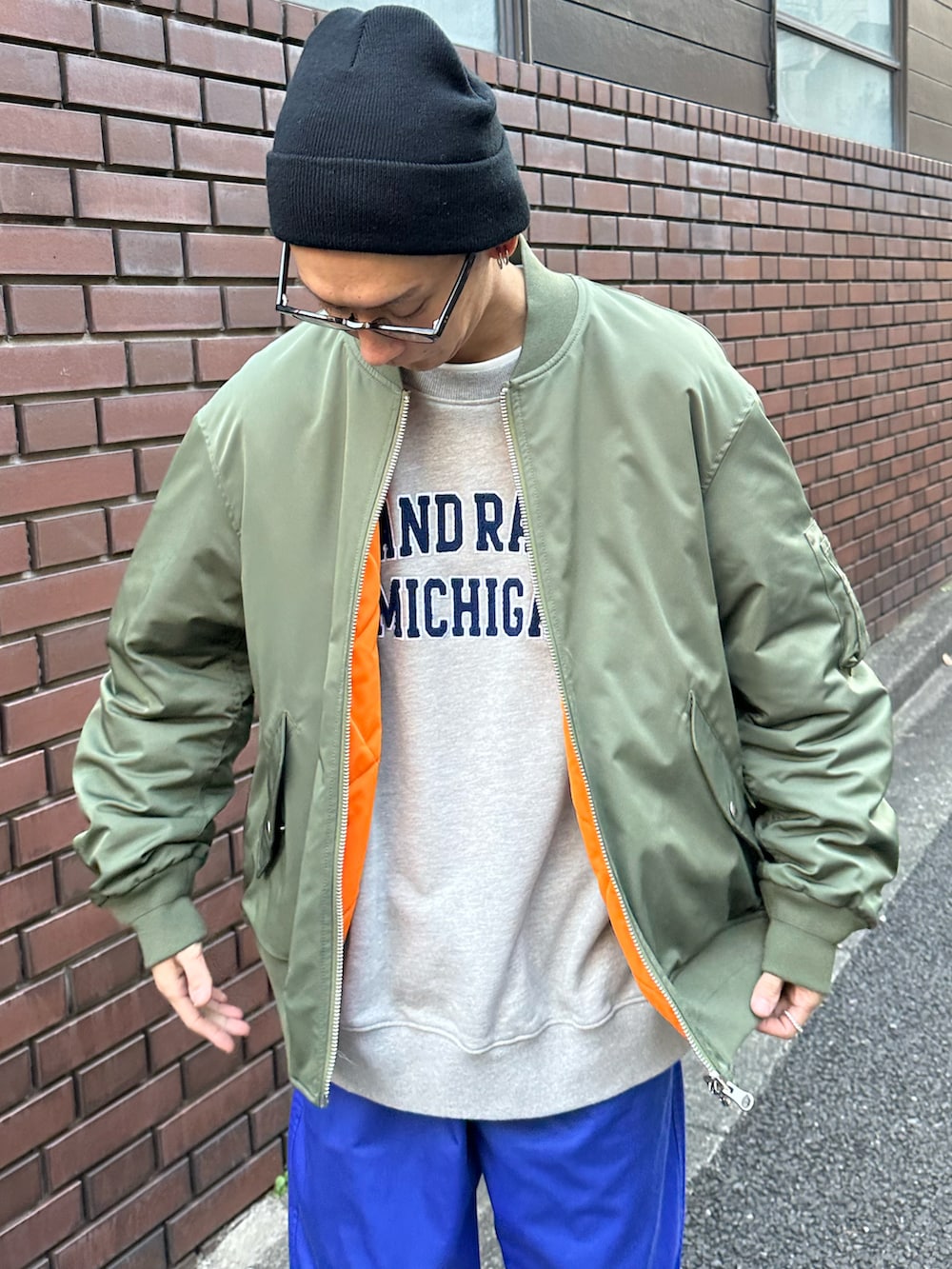 グリーン系のMA-1、グレー系のスウェット、ホワイト系のTシャツ/カットソーを着用したメンズの冬コーディネートの4枚目の写真