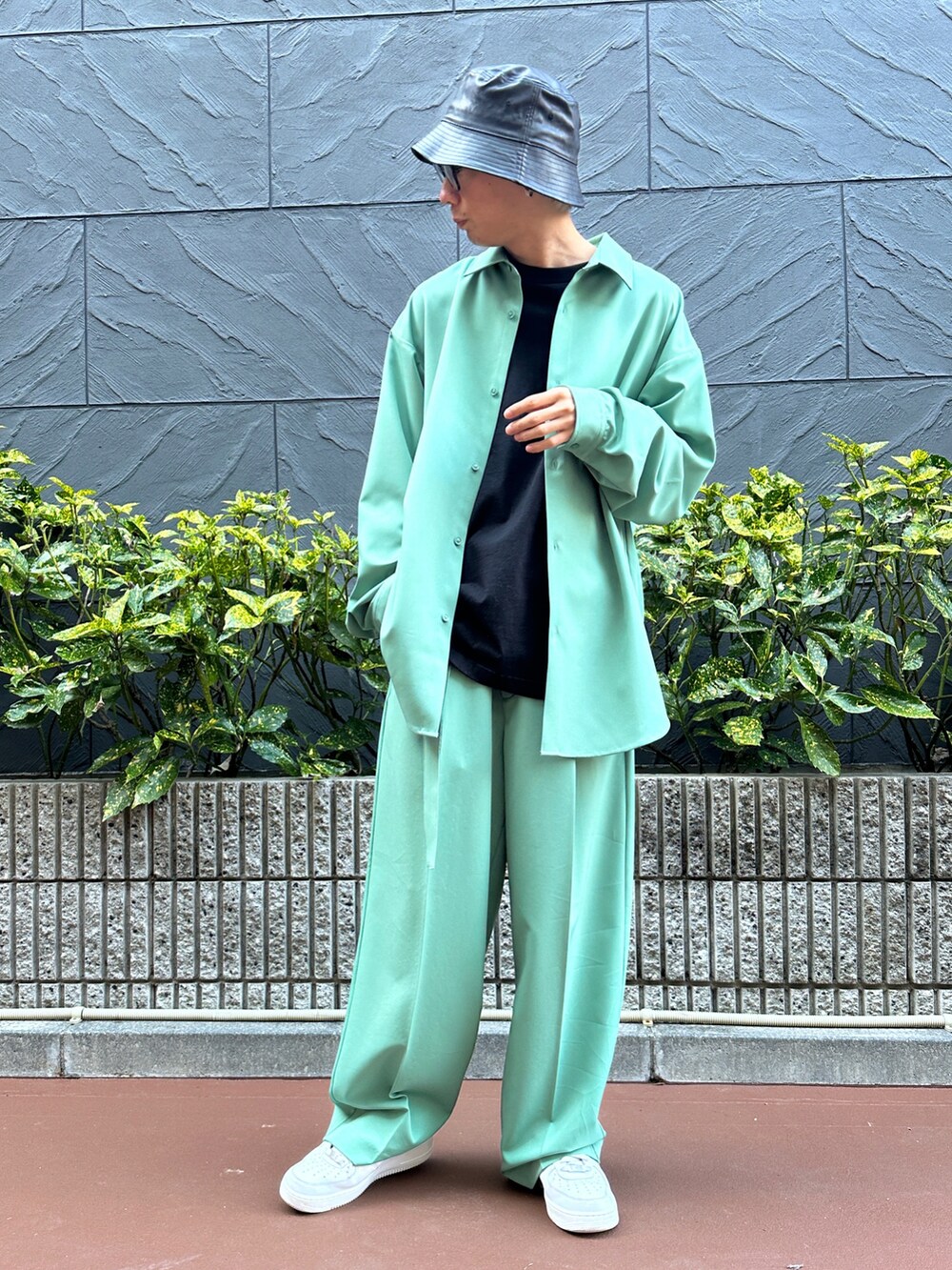 グリーン系のシャツ/ブラウス、ブラック系のTシャツ/カットソー、ホワイト系のスニーカーを着用したメンズの冬コーディネートの2枚目の写真