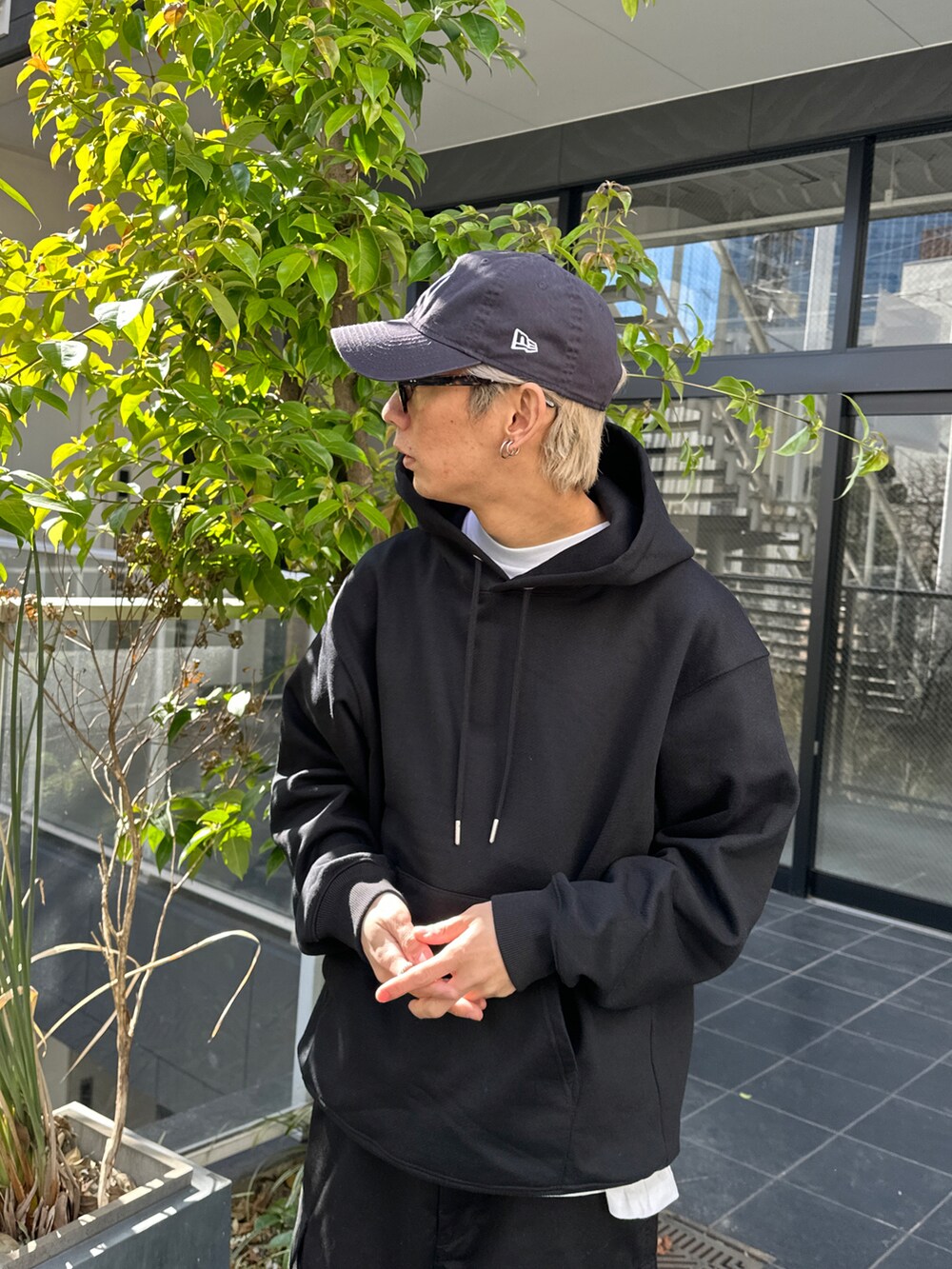 ブラック系のパーカー、ホワイト系のTシャツ/カットソー、ブラック系のカーゴパンツを着用したメンズの冬コーディネートの3枚目の写真