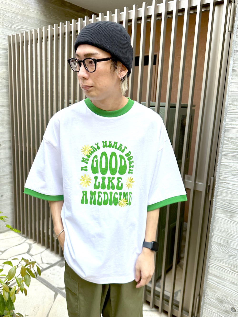 その他のTシャツ/カットソー、グリーン系のカーゴパンツ、ベージュ系のモカシン/デッキシューズを着用したメンズの春コーディネートの4枚目の写真