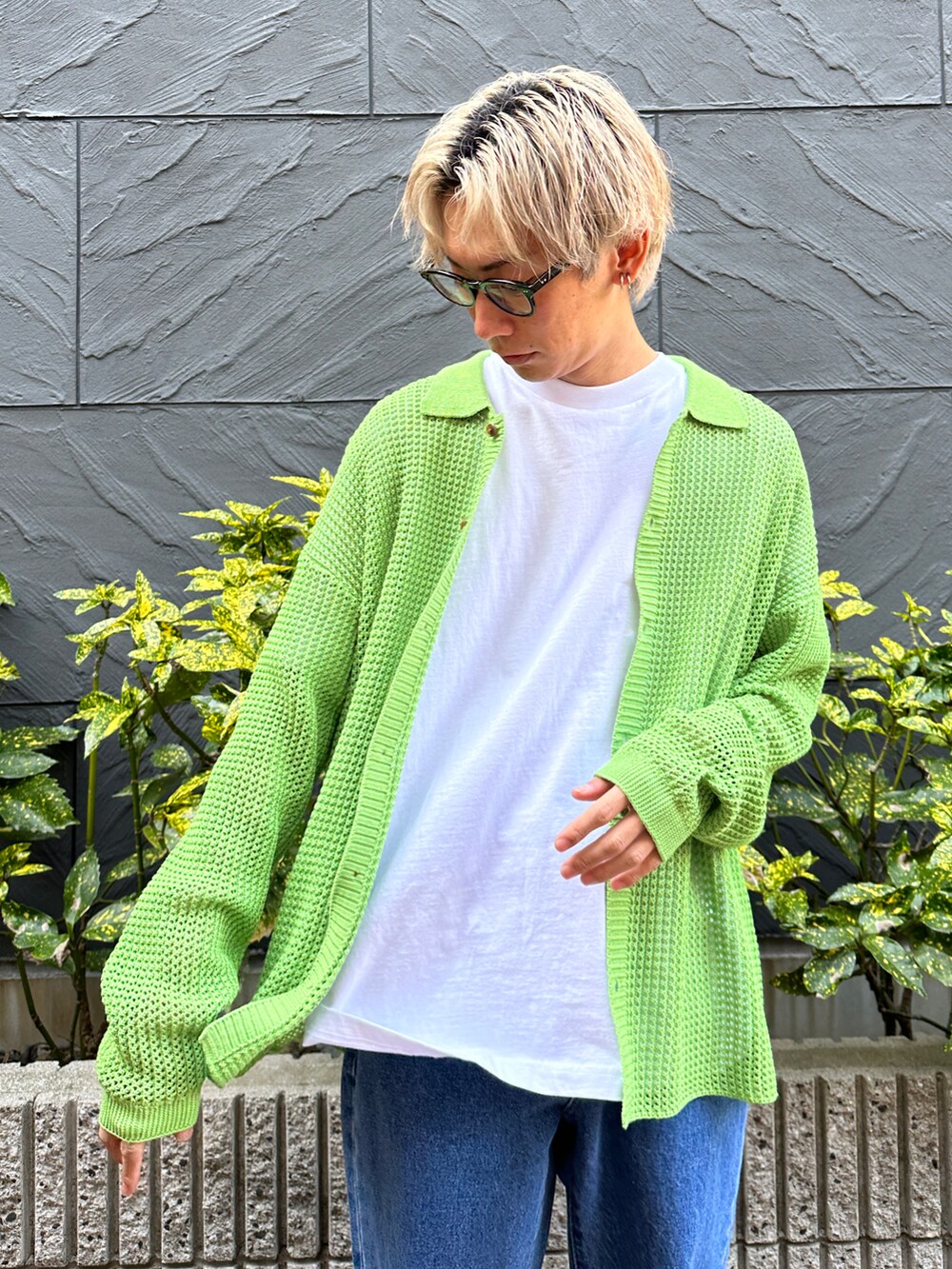 グリーン系のカーディガン/ボレロ、ホワイト系のTシャツ/カットソー、ブルー系のデニムパンツを着用したメンズの春コーディネートの5枚目の写真