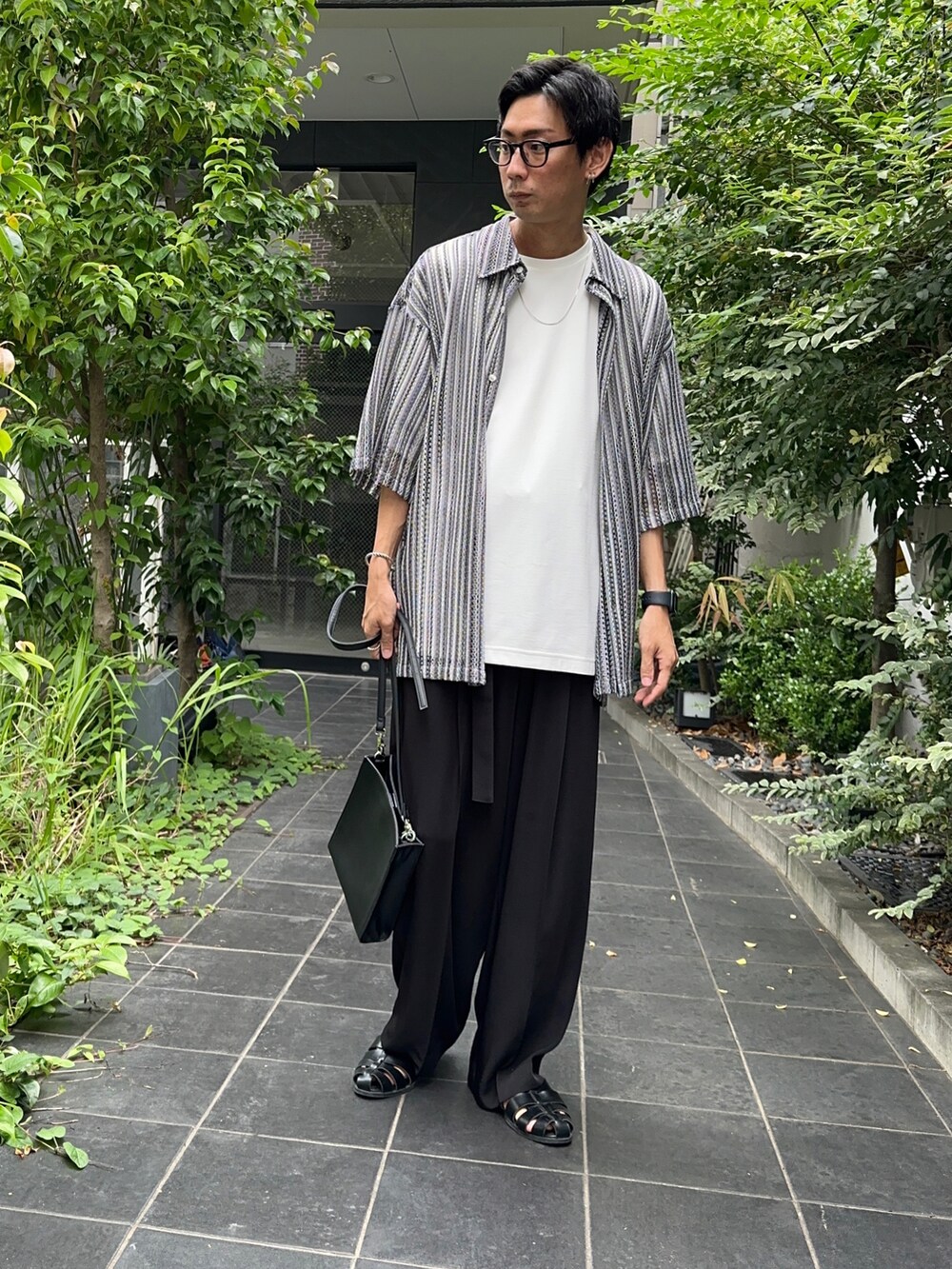 その他のシャツ/ブラウス、ホワイト系のTシャツ/カットソー、ブラック系のスラックスを着用したメンズの夏コーディネートの2枚目の写真