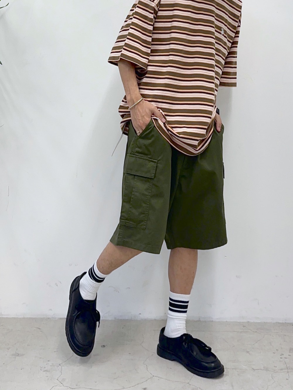 その他のTシャツ/カットソー、グリーン系のカーゴパンツを着用したメンズの夏コーディネートの5枚目の写真