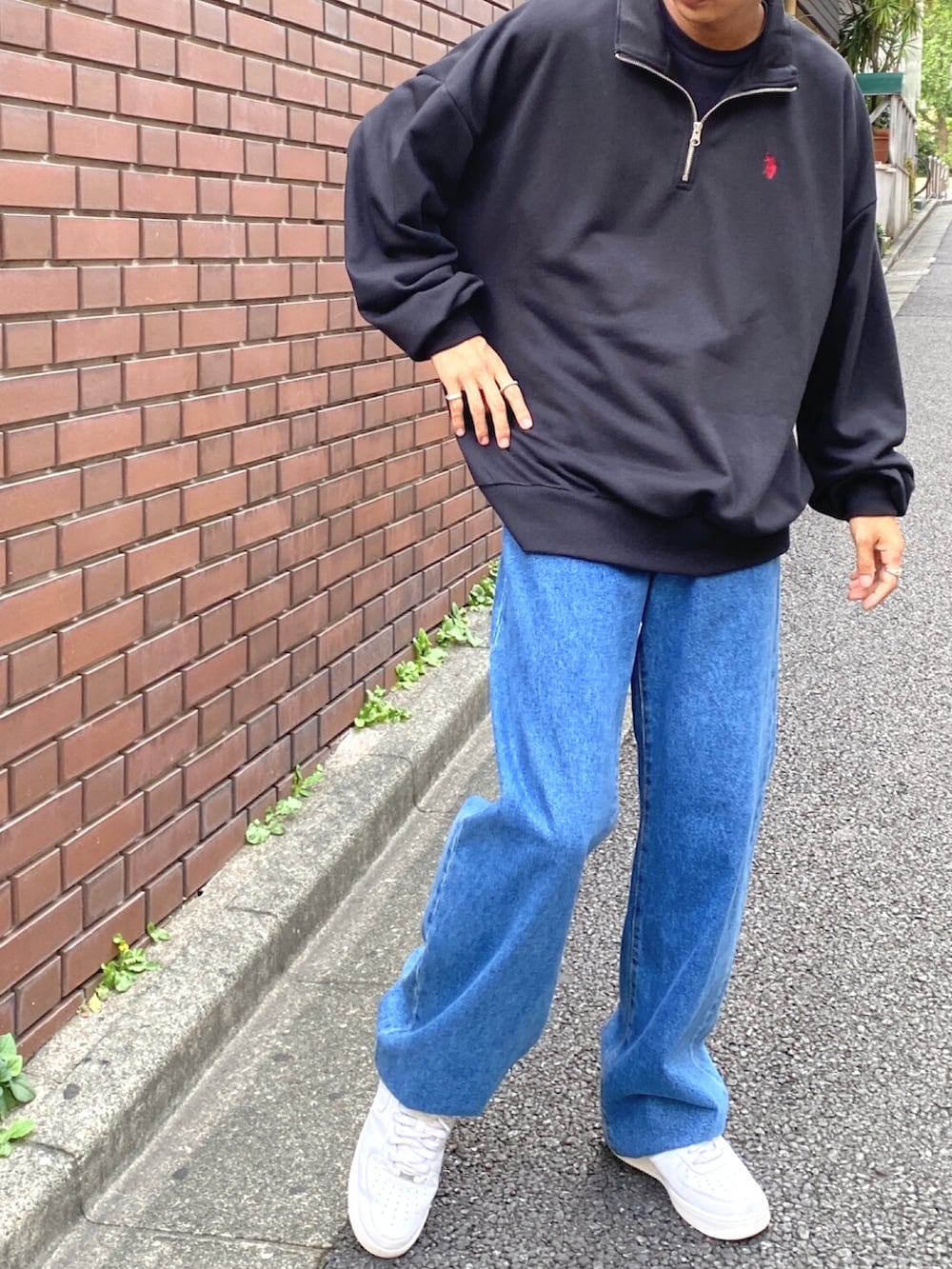 ブラック系のスウェット、ブラック系のTシャツ/カットソー、ブルー系のデニムパンツを着用したメンズの秋コーディネートの2枚目の写真