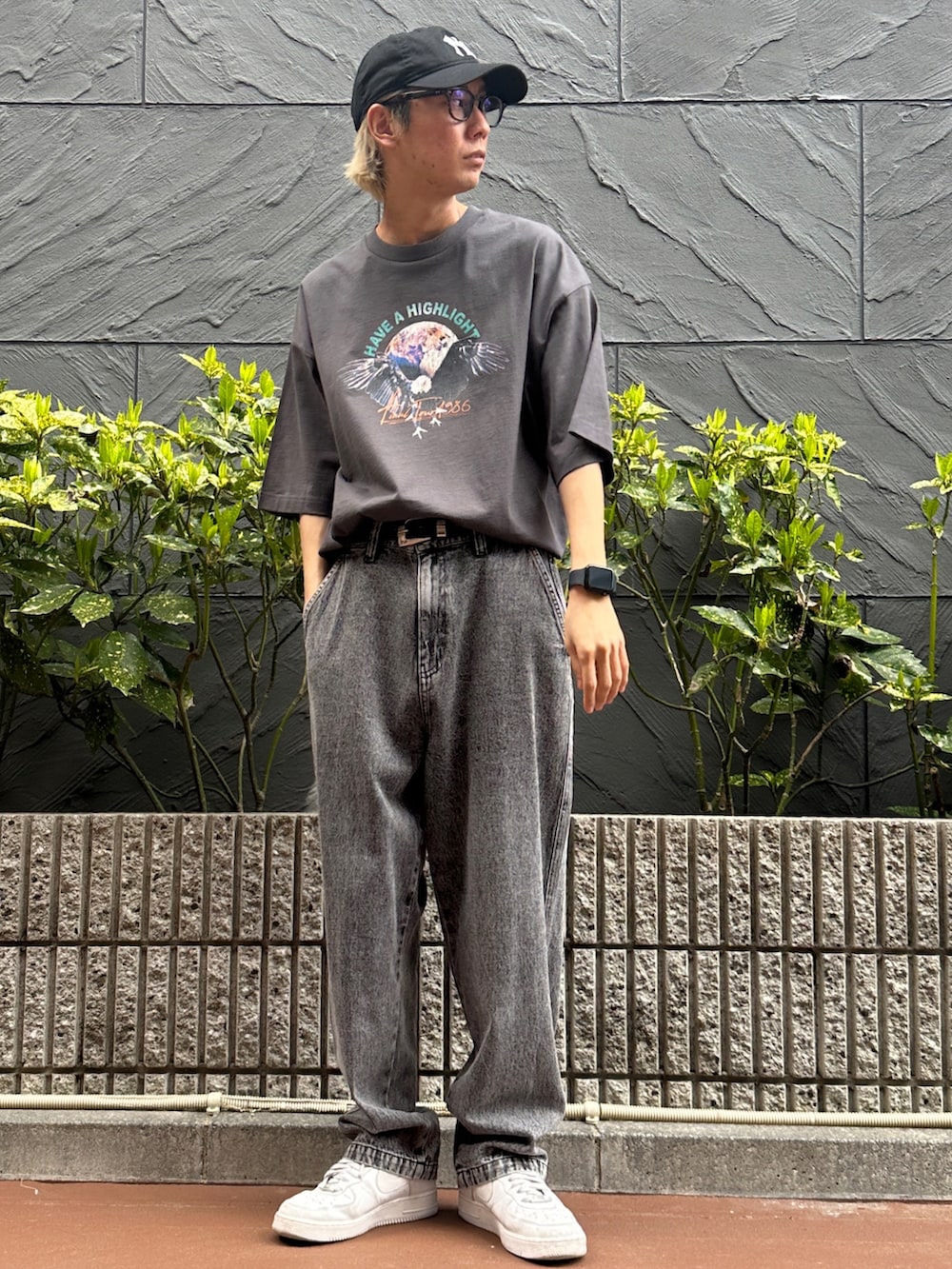 その他のTシャツ/カットソー、ブラック系のデニムパンツ、ホワイト系のスニーカーを着用したメンズの春コーディネートの2枚目の写真