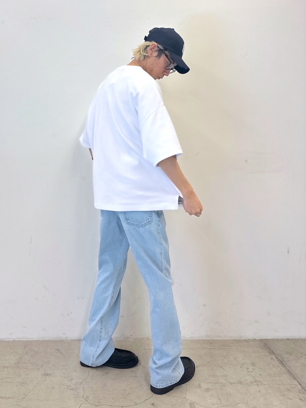 ホワイト系のTシャツ/カットソー、グレー系のTシャツ/カットソー、ブルー系のデニムパンツを着用したメンズの春コーディネートの3枚目の写真