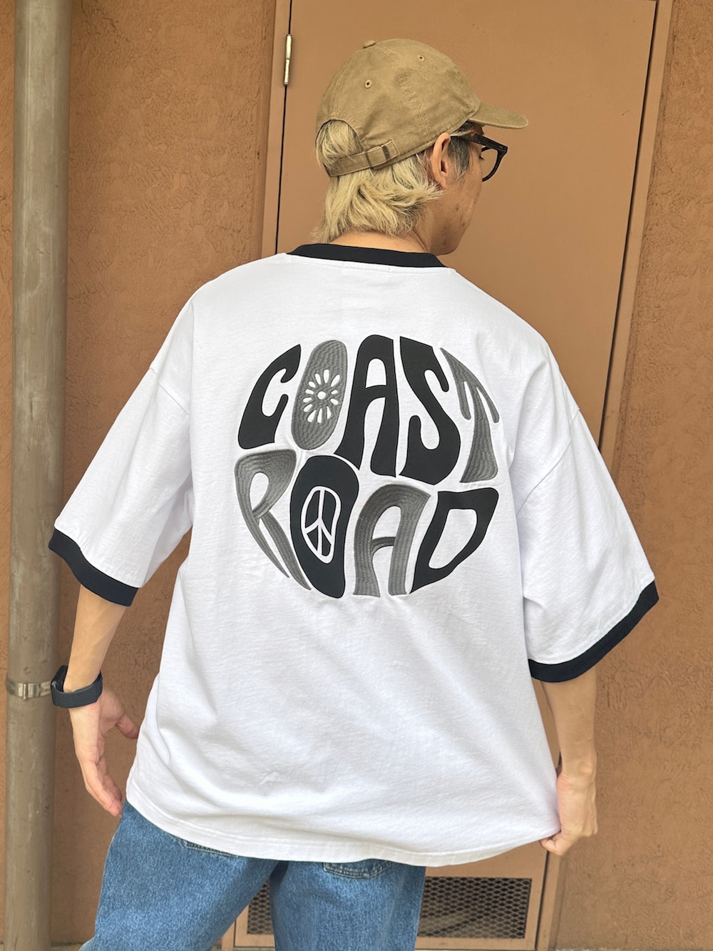その他のTシャツ/カットソー、ブルー系のデニムパンツ、ホワイト系のスニーカーを着用したメンズの春コーディネートの5枚目の写真