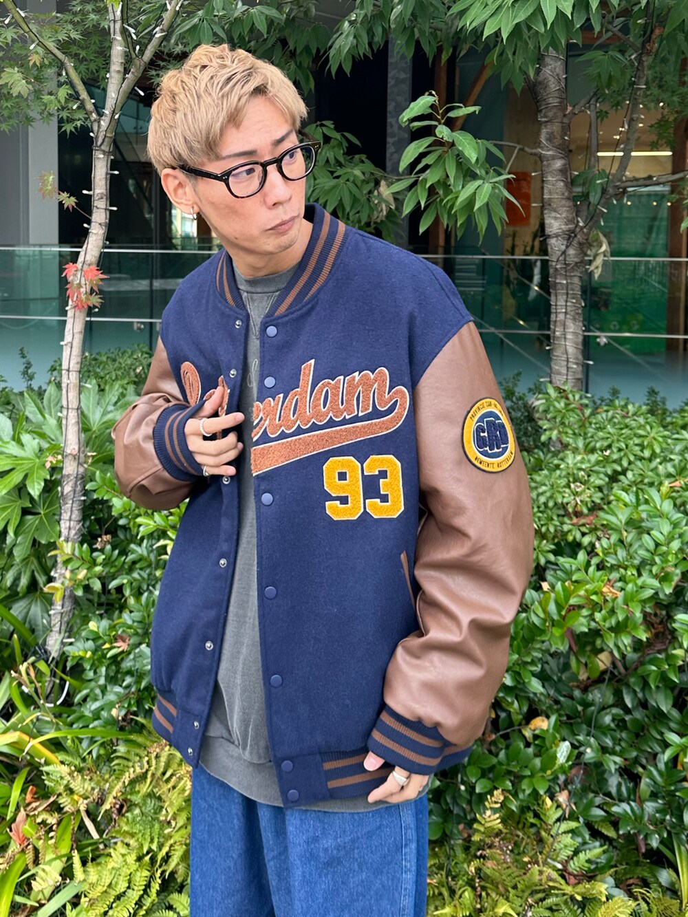 ブルー系のスタジャン、ブラック系のスウェット、ブルー系のデニムパンツを着用したメンズの冬コーディネートの4枚目の写真