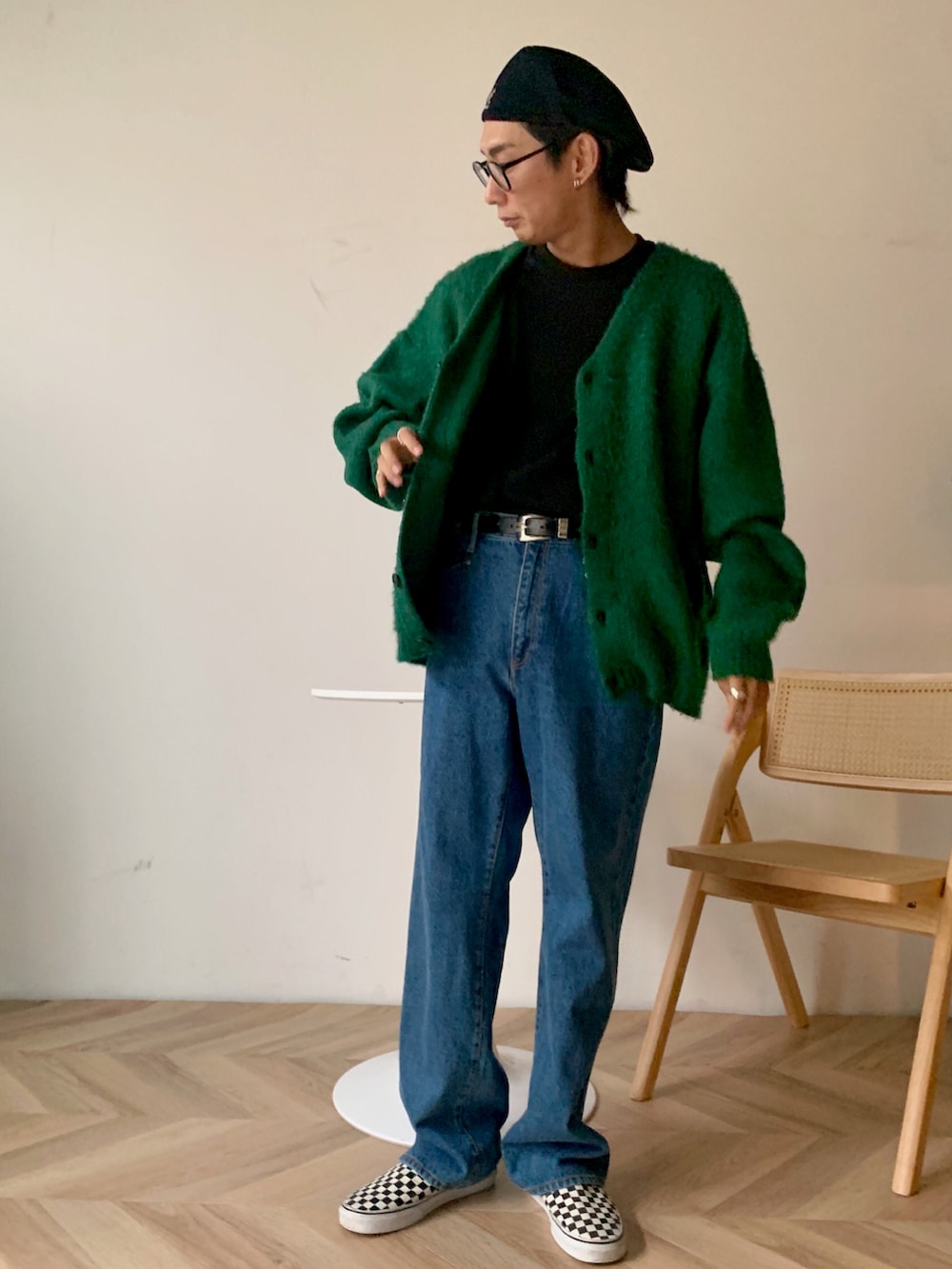 グリーン系のカーディガン/ボレロ、ブラック系のTシャツ/カットソー、ブルー系のデニムパンツを着用したメンズの夏コーディネートの2枚目の写真