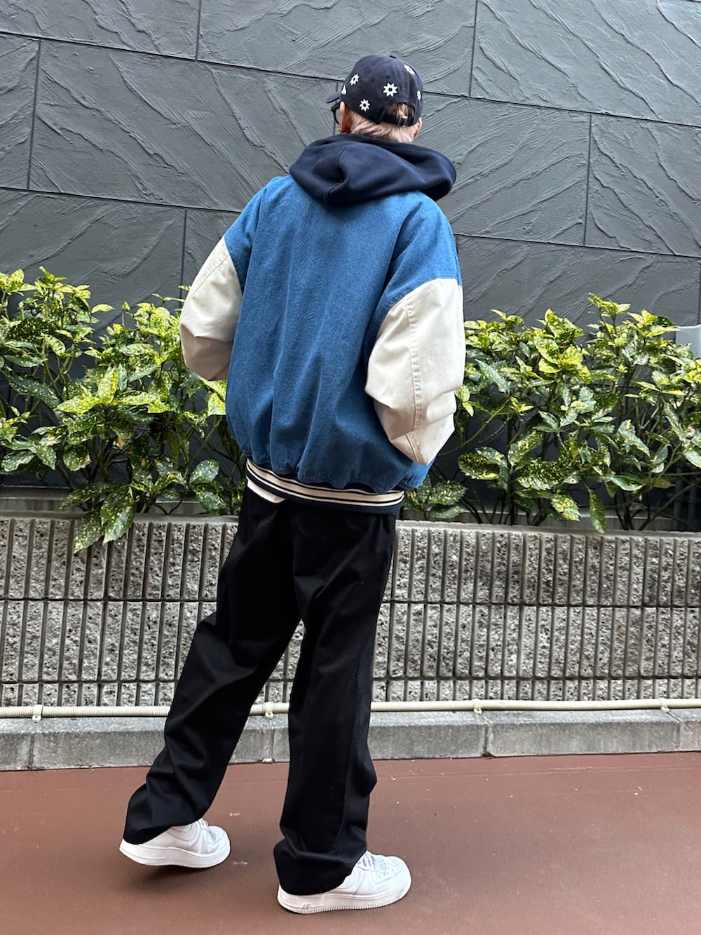 ブルー系のスタジャン、ブルー系のパーカー、ブラック系のチノパンツを着用したメンズの冬コーディネートの2枚目の写真