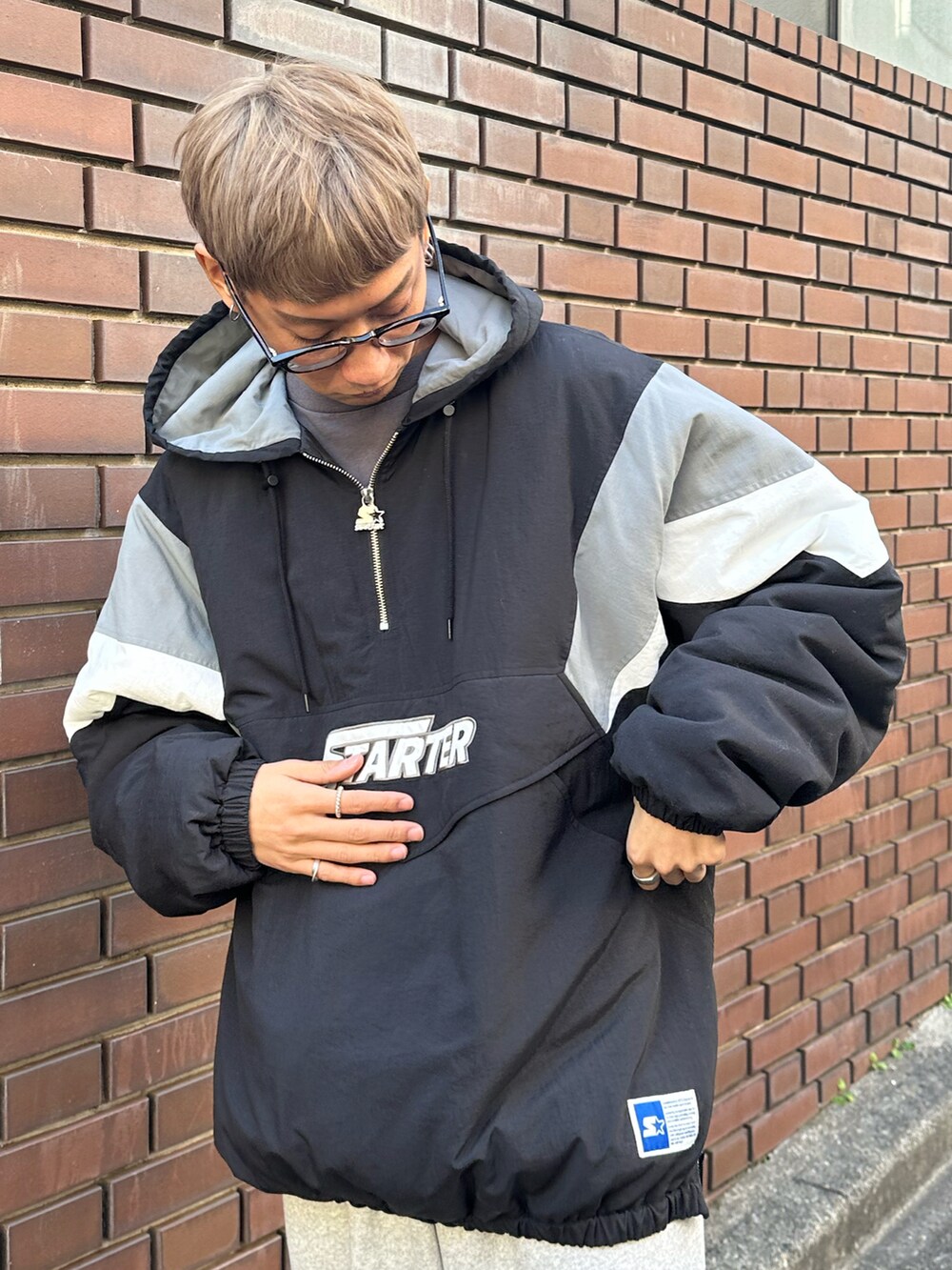 ブラック系のTシャツ/カットソー、グレー系のスウェットパンツ、ブラック系のスニーカーを着用したメンズの秋コーディネートの5枚目の写真