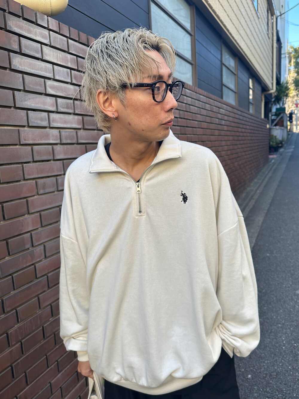 ベージュ系のスウェット、ブラック系のTシャツ/カットソー、ホワイト系のスニーカーを着用したメンズの冬コーディネートの3枚目の写真